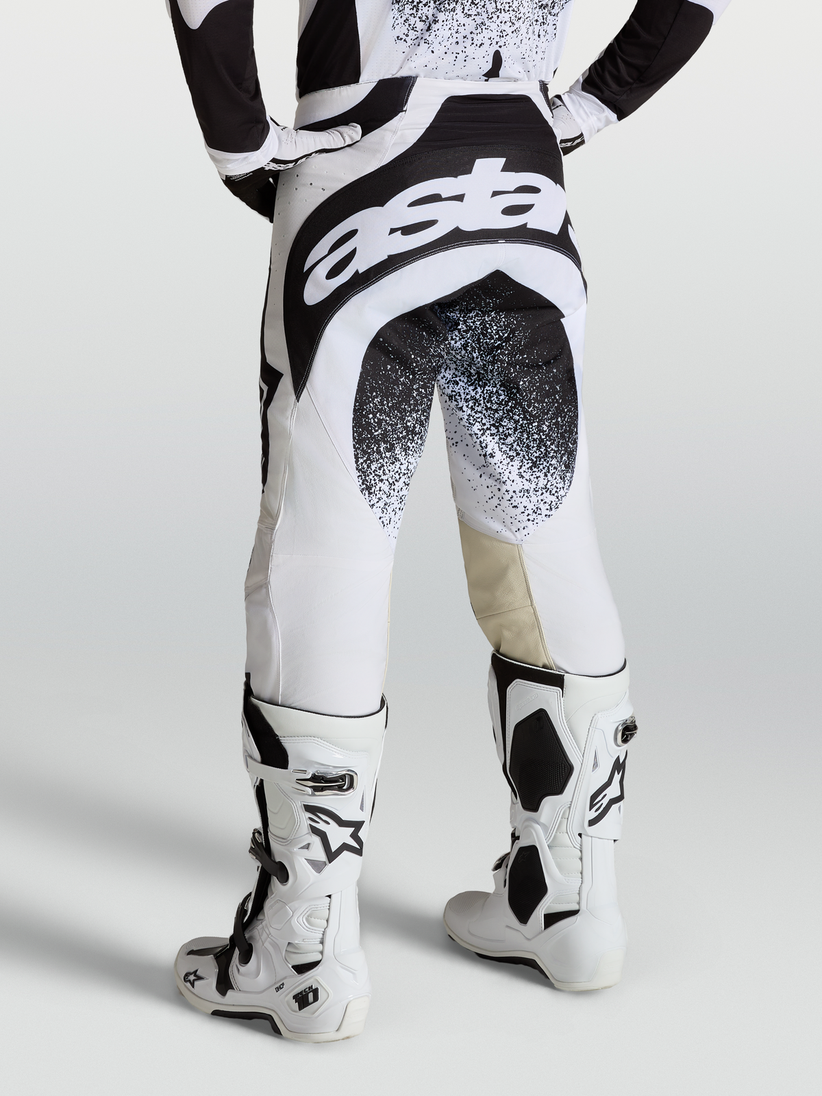 Alpinestars Techstar Swan Hose, Motocross-Rennsport-Hose in Schwarz und Weiß, Detailansicht der Rückseite mit Astar-Logo.