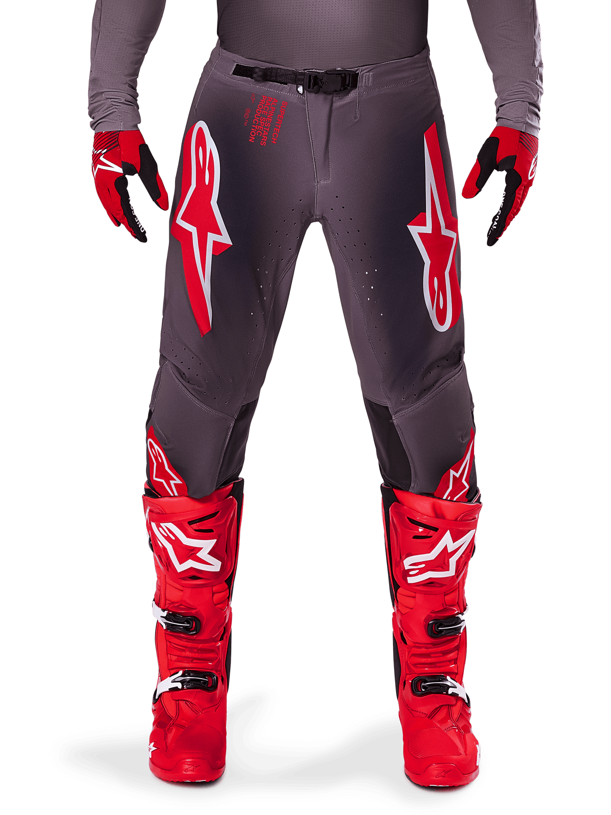 Alpinestars 2025 Supertech Lipan Hose, Motocross-Hose, Smoke Bright Red, graues Design mit markanten roten und weißen Logos, kombiniert mit roten Rennstiefeln und Handschuhen, perforierte Belüftung, Hochleistungs-Offroad-Ausrüstung
