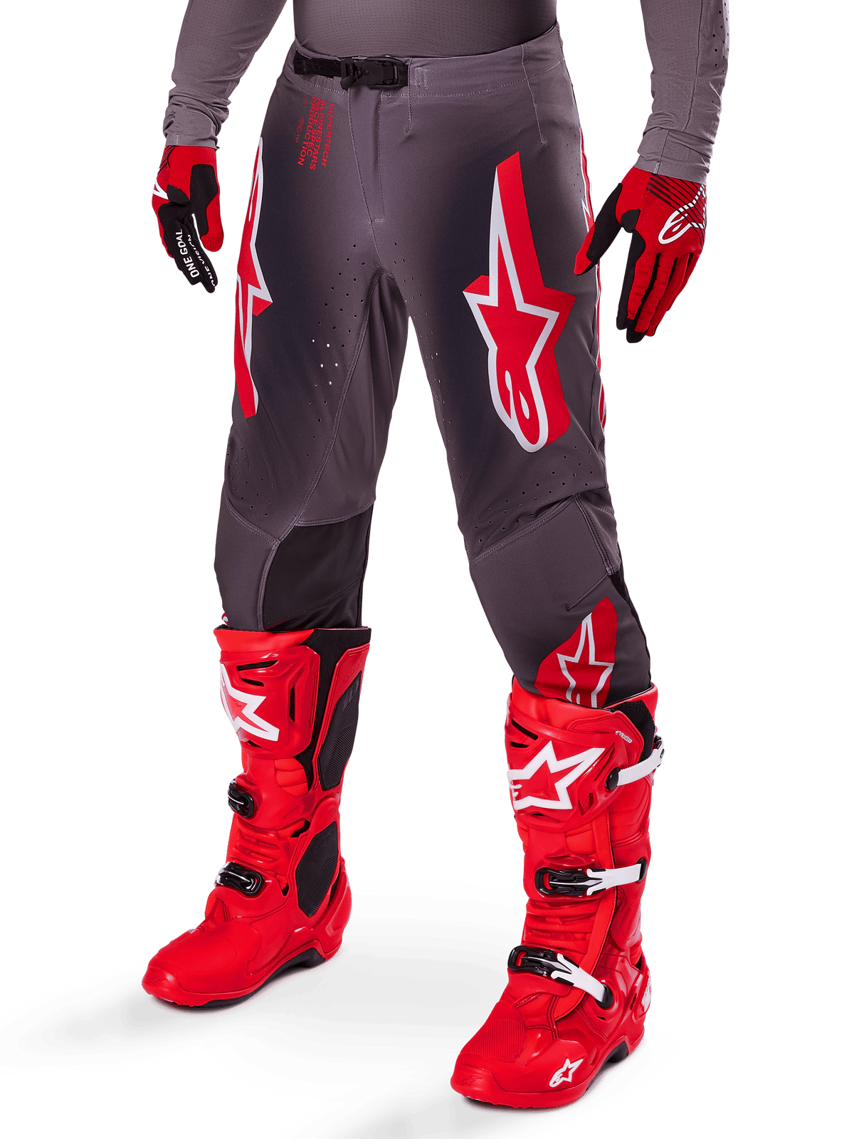 Alpinestars 2025 Supertech Lipan Ausrüstungsset, graue Motocross-Hose mit markanten roten und weißen Stern-Logos, kombiniert mit leuchtend roten Performance-Stiefeln und rot-schwarzen Handschuhen, entwickelt für den Profi-Rennsport