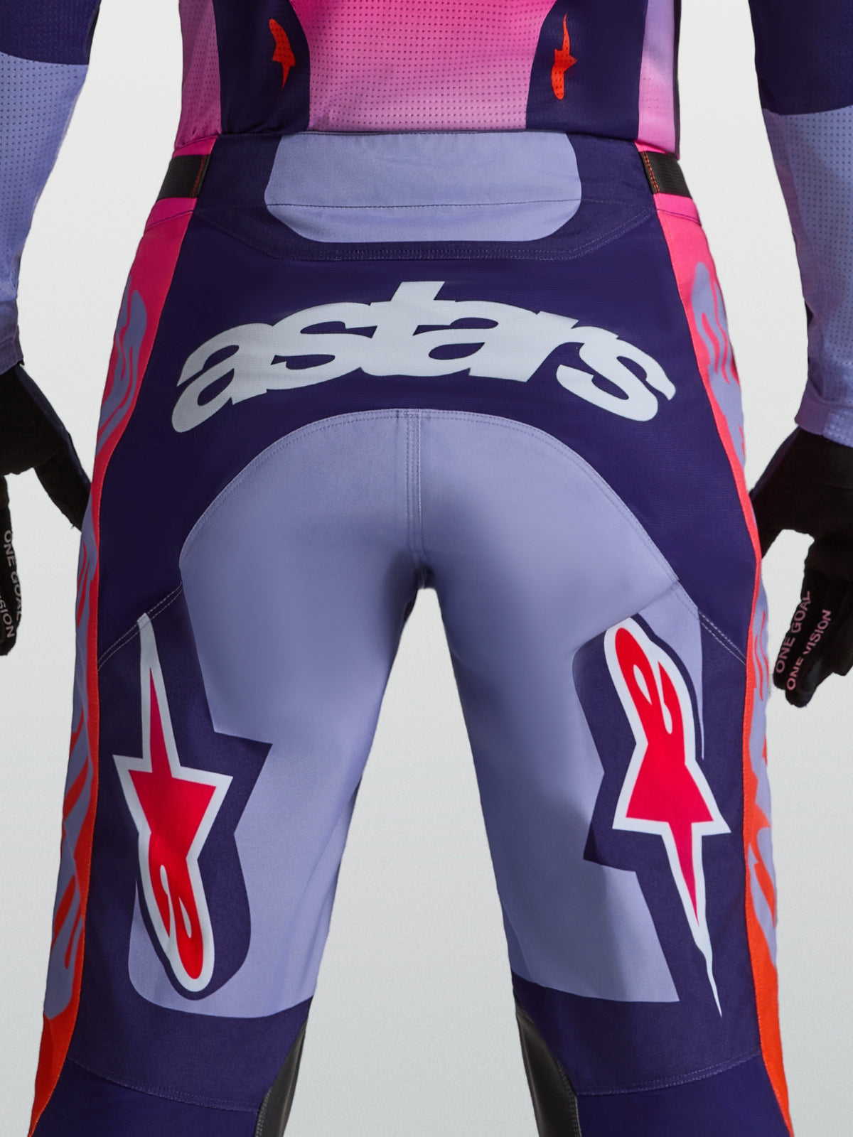 Alpinestars Racer Air Hunt Hose, Motocross-Hose in Lila und Pink, Rückansicht am Model mit weißem Astars-Logo und belüfteter Mesh-Konstruktion für maximalen Luftstrom.