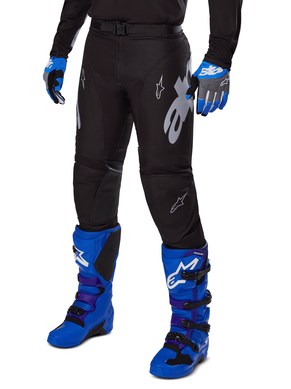 Alpinestars 2025 Racer Graphite Hose, Motocross-Hose, Schwarz mit weißen und grauen Grafiken, getragen mit leuchtend blauen Motocross-Stiefeln und passenden blauen Handschuhen, strapazierfähiges Funktionsmaterial für den Offroad-Einsatz