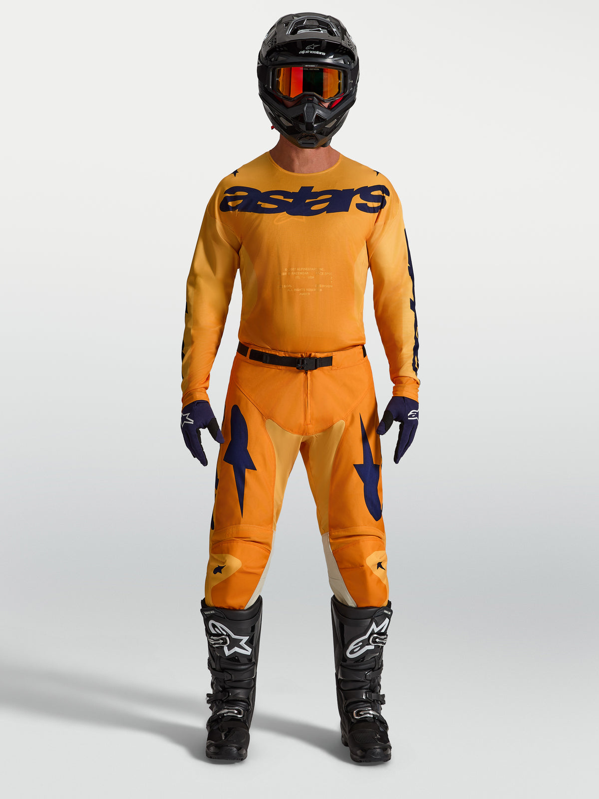 Alpinestars 2027 Racer Amber Ausrüstungsset und Hose, Motocross-Kit, Orange und Dunkelblau, mit Trikot und Stiefeln.