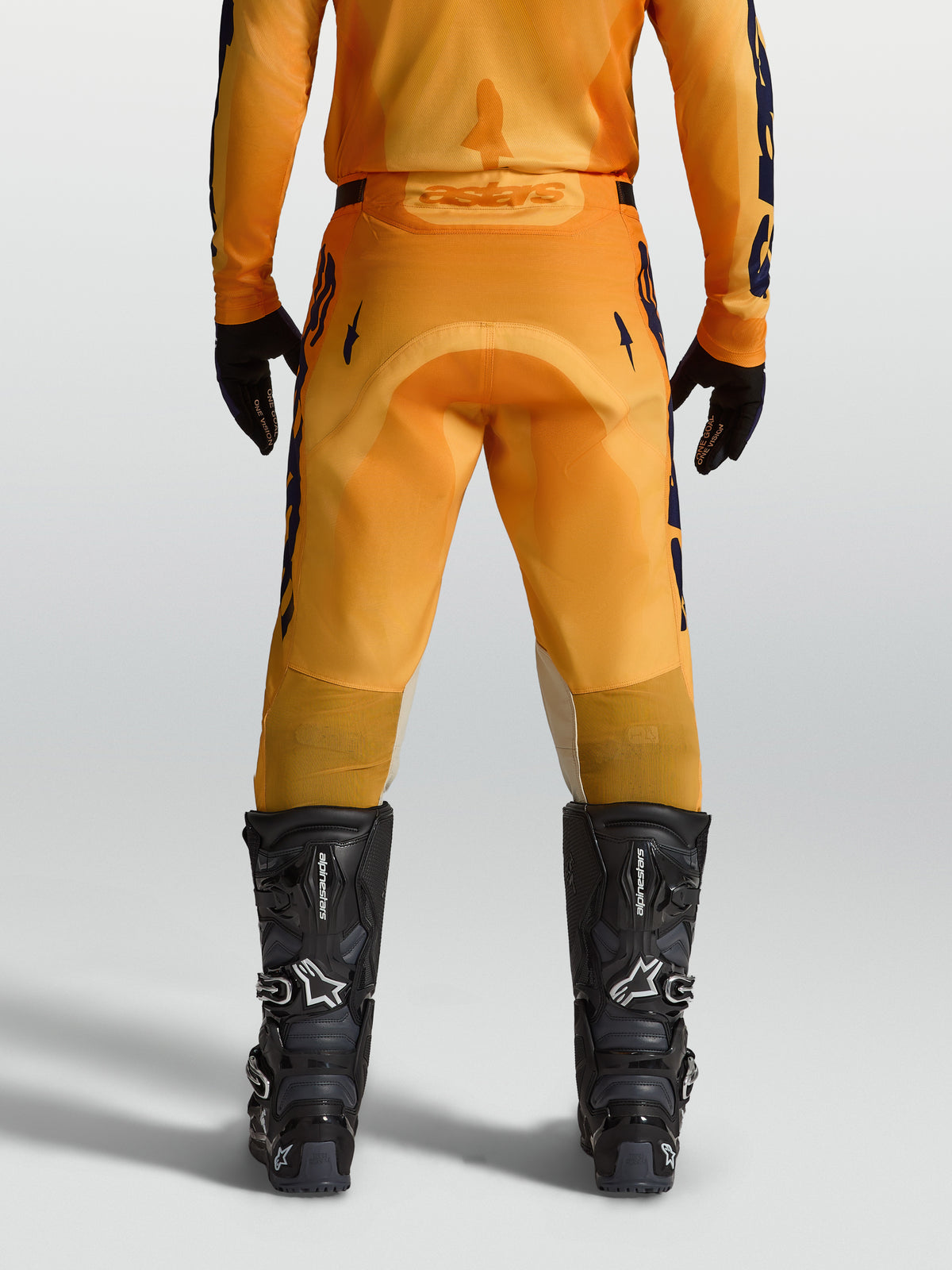 Alpinestars Racer Amber Hose, Motocrosshose für Herren, Orange und Dunkelblau, verstärkter Gesäßbereich, Rennpassform, Rückansicht am Model