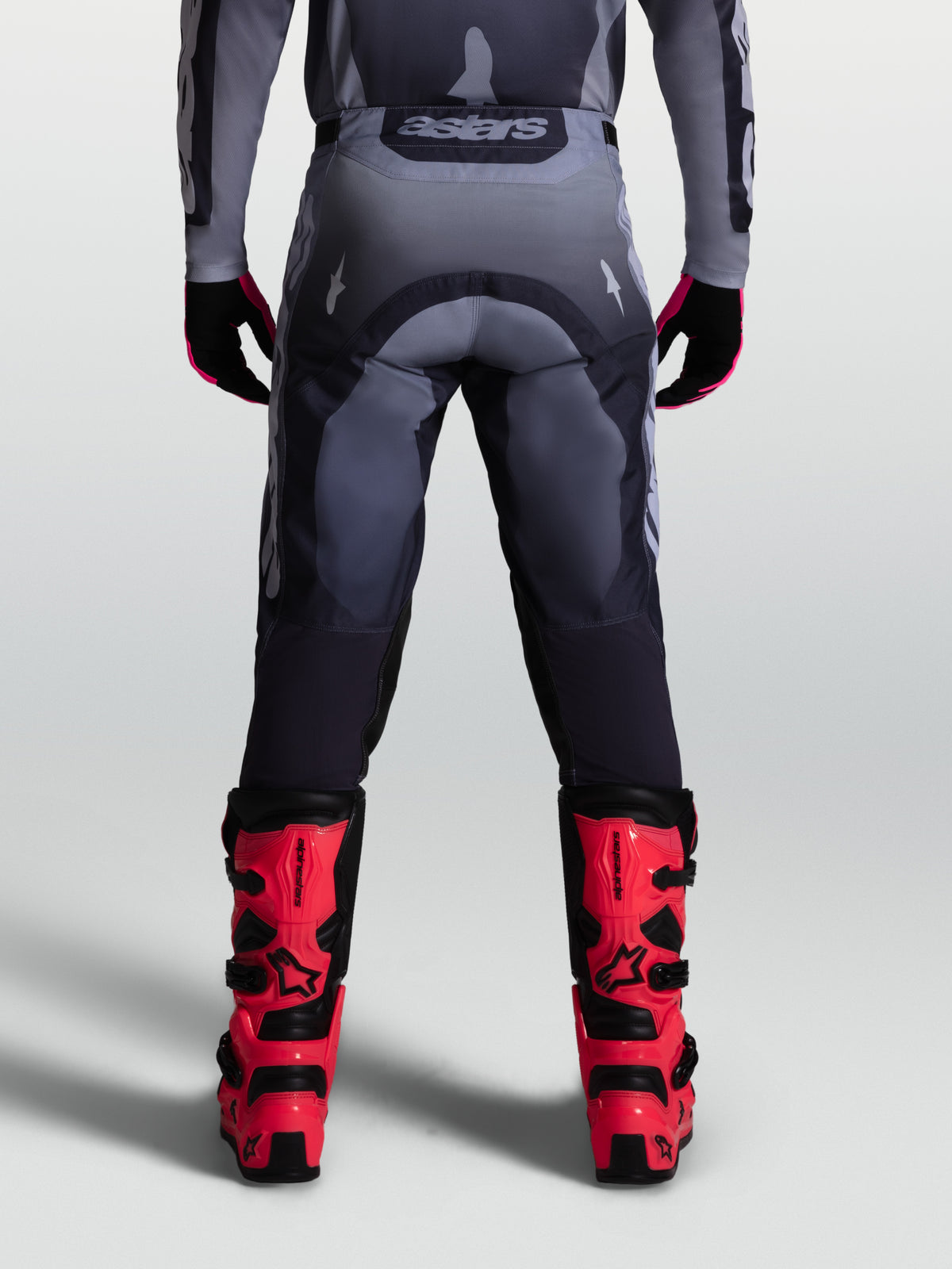 Alpinestars Racer Amber Hose, Herren-Motocrosshose in Grau und Dunkelgrau, strapazierfähiges 600D-Polygewebe, Rückansicht.