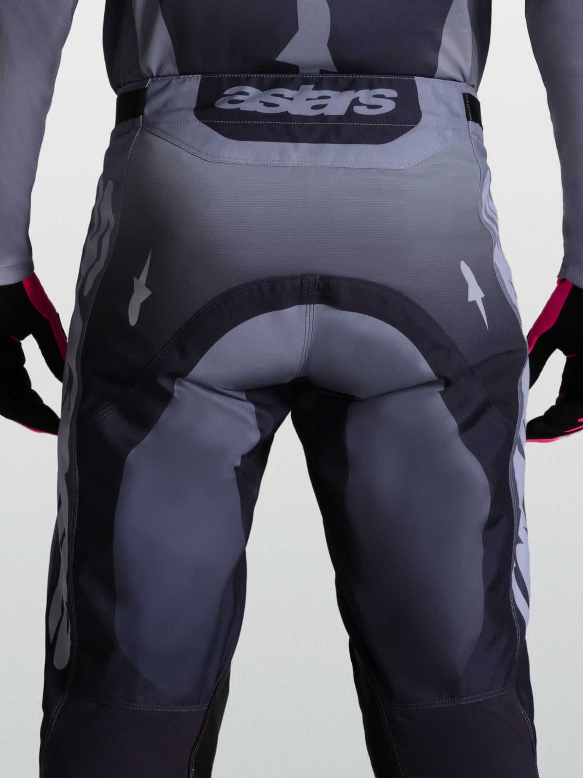Alpinestars Racer Amber Hose, Herren-Motocross-Rennhose, Grau und Dunkelgrau, Rückansicht mit verstärktem Gesäßbereich und Astars-Logo am Bund.