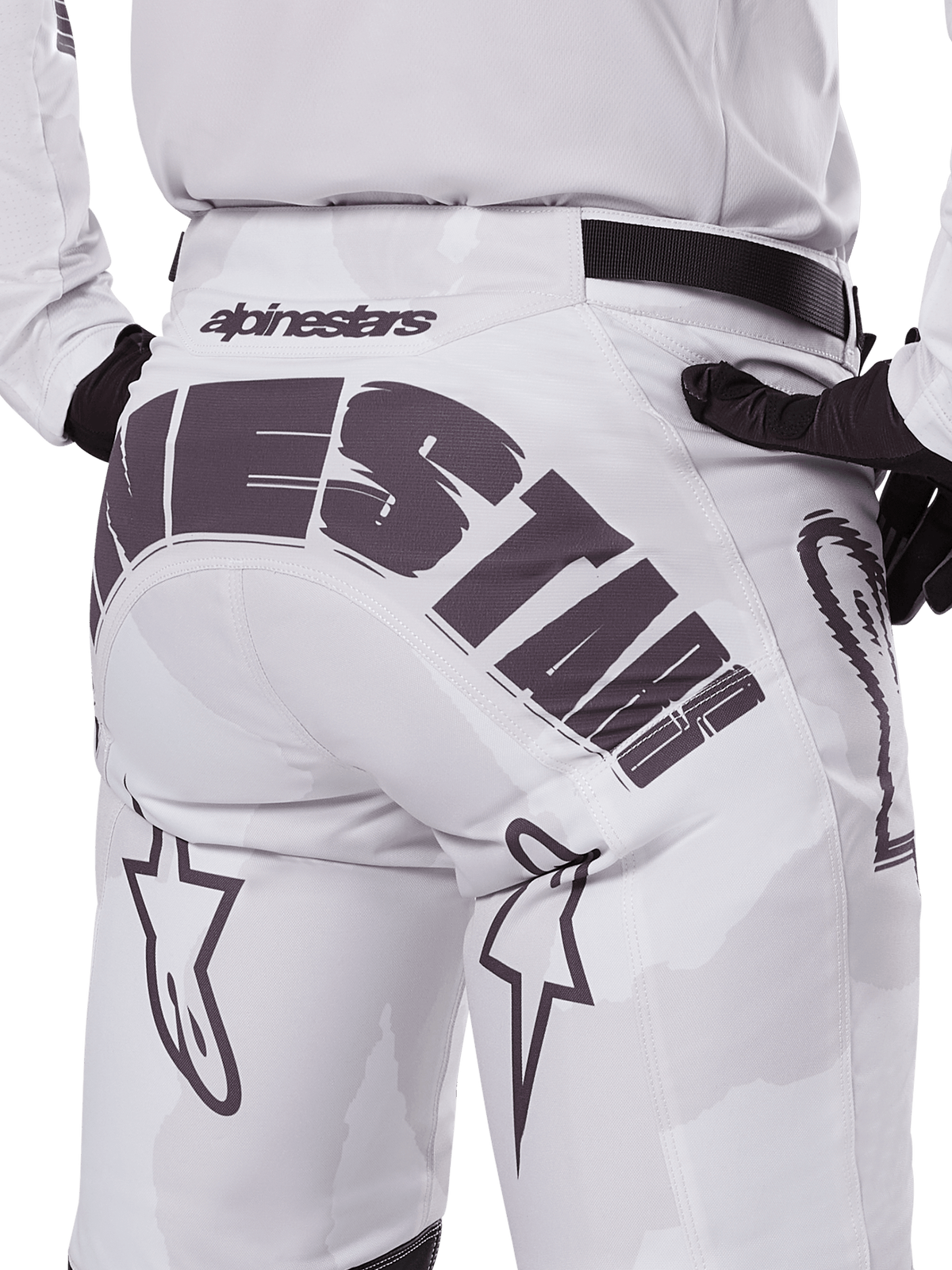 Alpinestars 2025 Racer Hollow Hose, Motocross-Hose, Light Camo Brown, Nahaufnahme der Rückansicht mit großem Alpinestars-Branding auf dem Gesäß, Stern-Logos auf den Beinen und einem schwarzen verstellbaren Taillenband, entwickelt für den Offroad-Rennsport