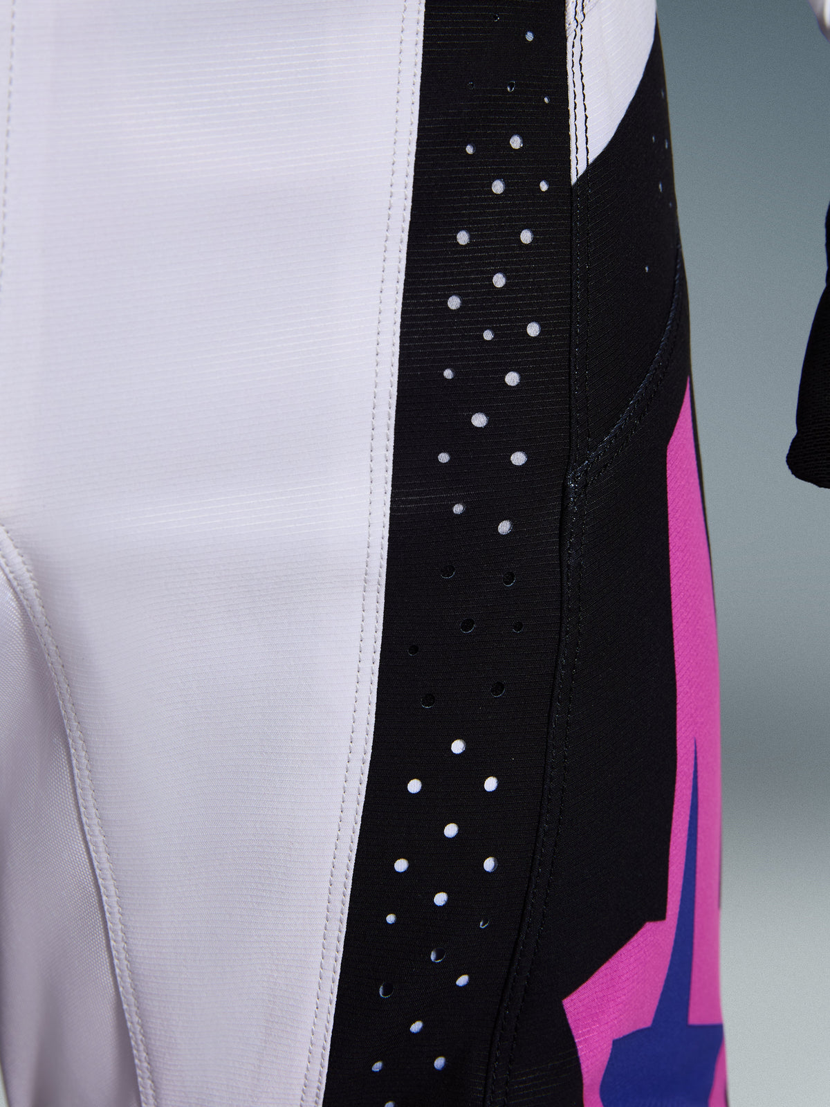 Alpinestars 2026 Techstar Knif Hose, Motocross-Hose, Schwarz, Hellgrau und Lila, Detailaufnahme lasergeschnittener Perforationen am schwarzen Seiteneinsatz zur Belüftung, strapazierfähige Ripstop-Gewebe-Konstruktion