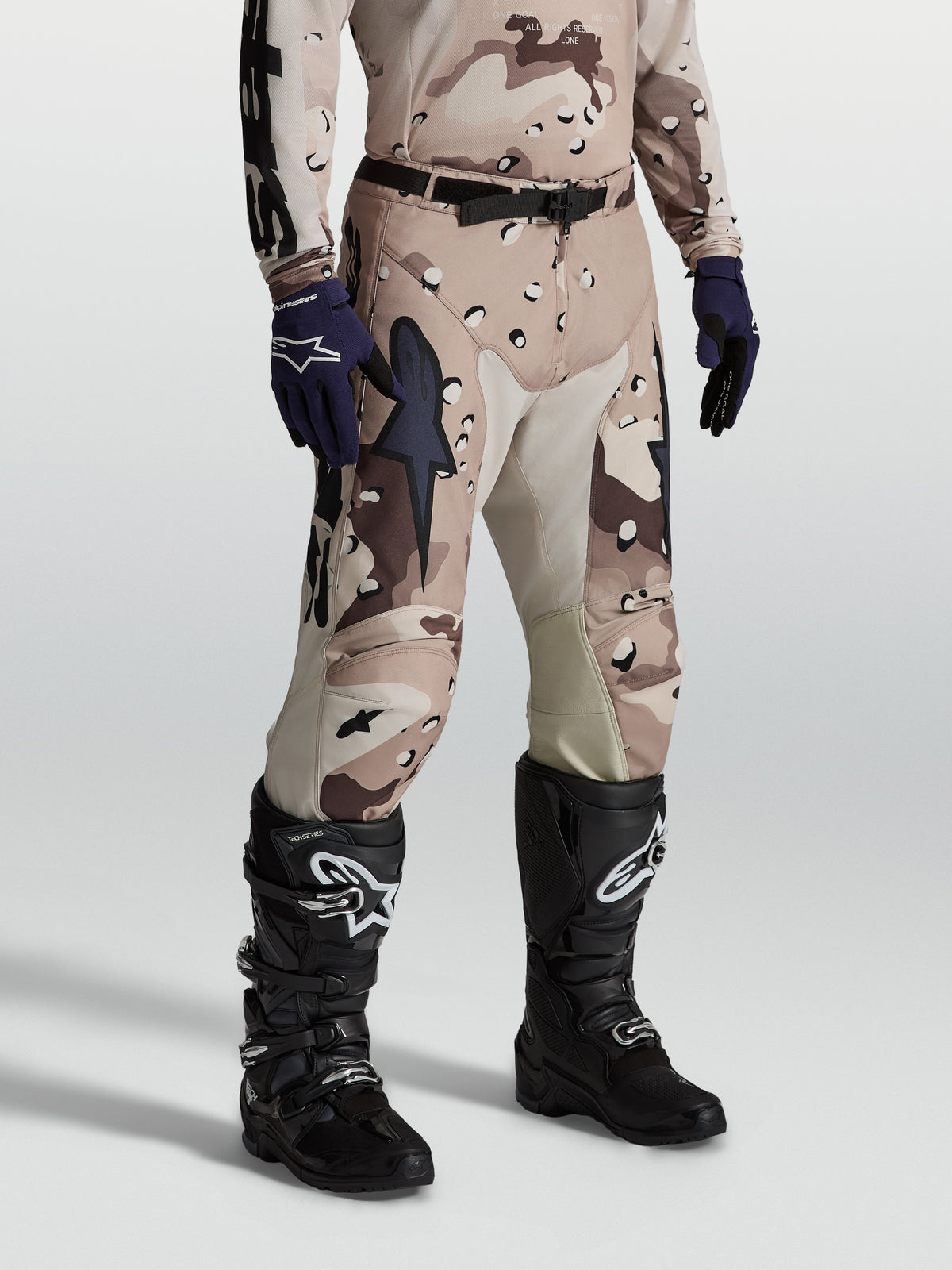 Alpinestars Racer Lone Hose, Herren-Motocross-Hose in Desert Camo, 600D-Polygewebe und Leder-Innenknieeinsätze.
