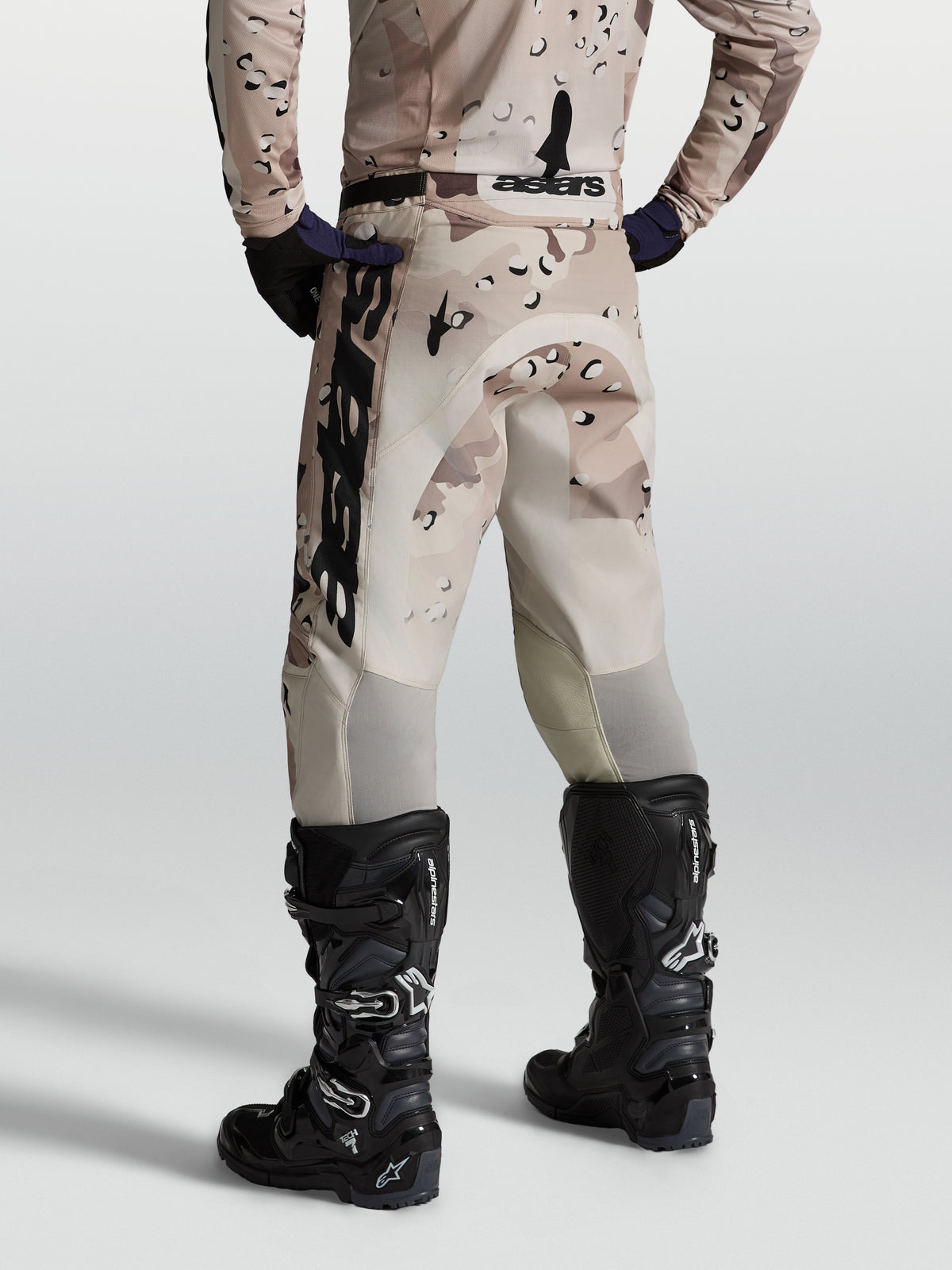 Alpinestars Racer Lone Hose, Motocross-Hose für Herren in Desert Camo, Polygewebe mit Stretch-Einsätzen, Rückansicht.