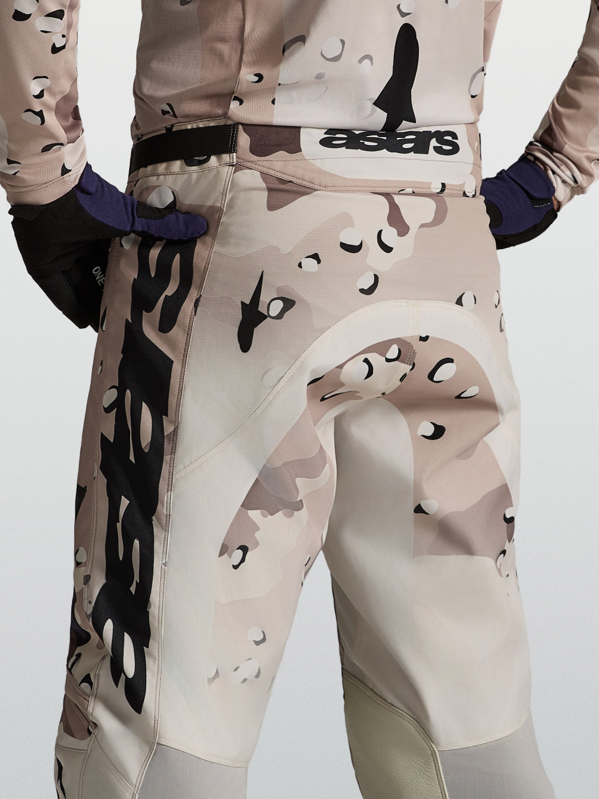 Alpinestars Racer Lone Hose, Herren-Motocross-Hose, Desert Camo und Schwarz, Rückansicht mit sportlicher Rennpassform.