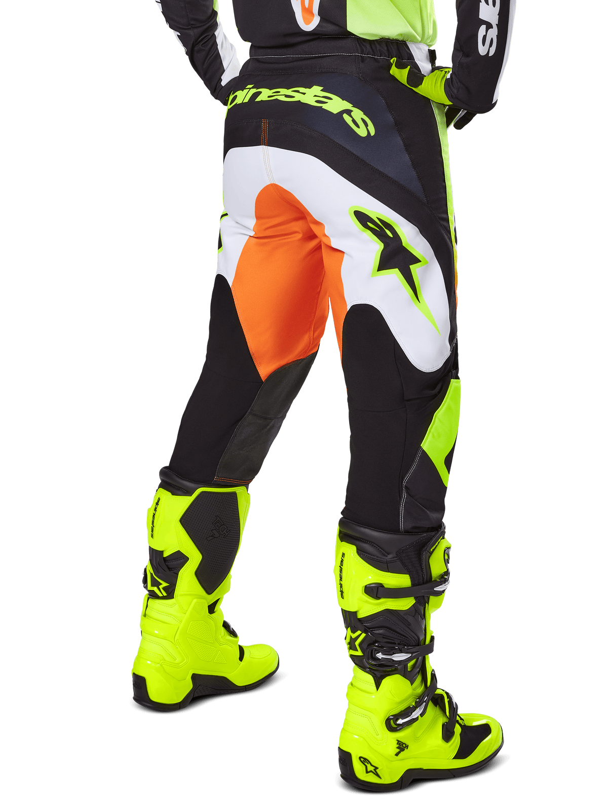 Alpinestars 2025 Fluid Wurx Hose, Motocross-Hose, Gelb und Schwarz mit orangefarbenen und weißen Akzenten, Rückansicht getragen mit passenden leuchtend gelben Stiefeln, strapazierfähige Konstruktion mit markantem Branding für das Dirtbike-Fahren