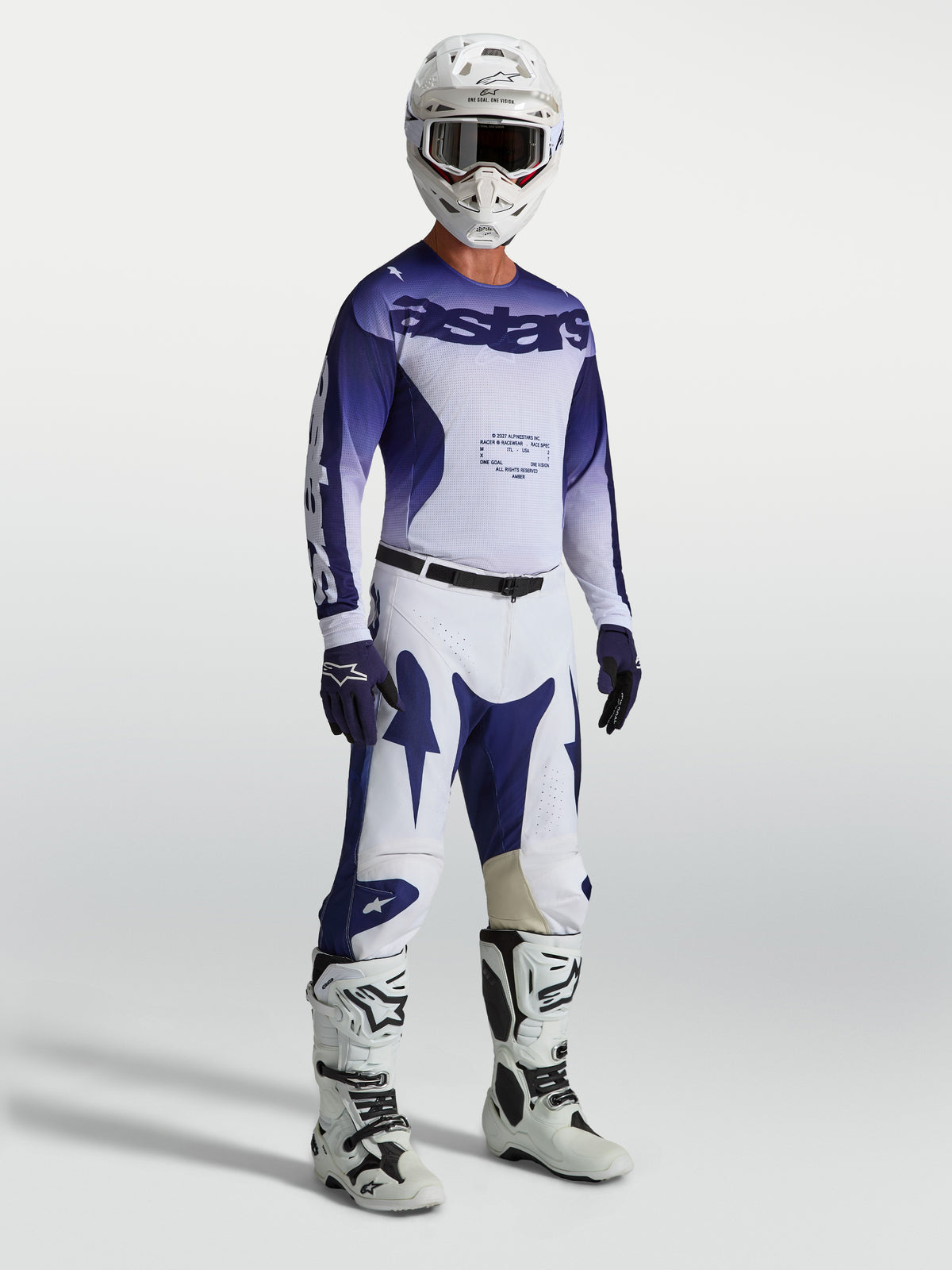 Alpinestars Racer Air Amber Hose, MX-Hose in Blau und Weiß, Motocross-Outfit am Model mit Helm, Trikot und Stiefeln.