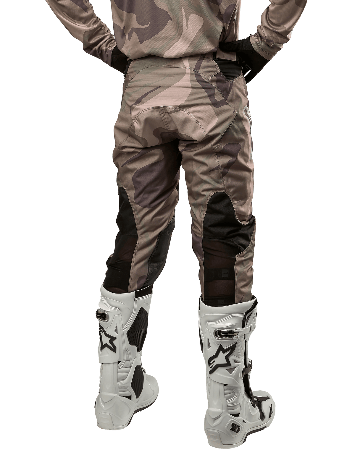 Alpinestars 2024 Racer Tactical Hose, Motocross-Hose, Military Green Camo Brown, Rückansicht mit Camouflage-Muster und schwarzen atmungsaktiven Stretch-Einsätzen an den Unterschenkeln, getragen mit weißen Motocross-Stiefeln, strapazierfähige technische Ausrüstung für das Offroad-Fahren