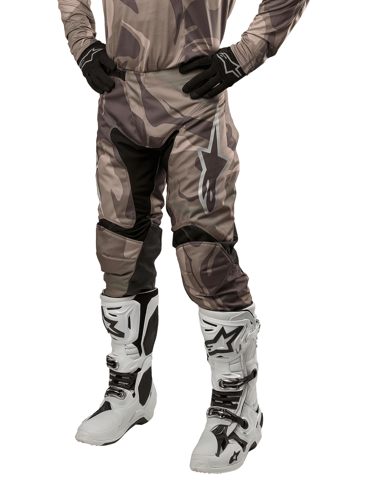 Alpinestars 2024 Racer Tactical Hose, Motocross-Hose, Militärgrün Camo Braun, getragen mit passendem Camouflage-Trikot, schwarzen Handschuhen und weißen Stiefeln mit Stern-Logos, mit schwarzen Stretch-Einsätzen und ergonomischem Design, Offroad-Ausrüstung auf weißem Hintergrund