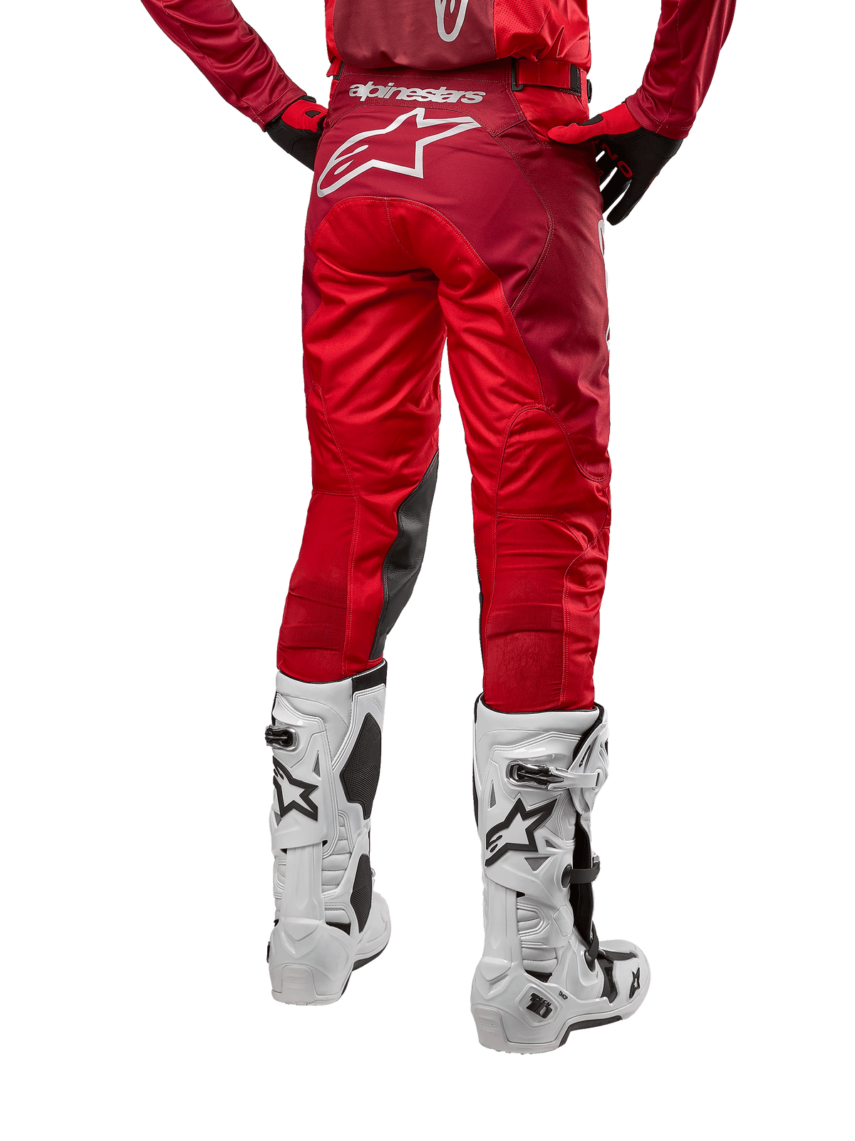 Alpinestars 2024 Racer Hoen Hose, Motocross-Hose, Mars Red Burgundy, Rückansicht mit großem weißem Astar-Logo auf der Rückseite, schwarze Knie-Innenpaneele, getragen mit weißen Motocross-Stiefeln, Hochleistungs-Offroad-Ausrüstung