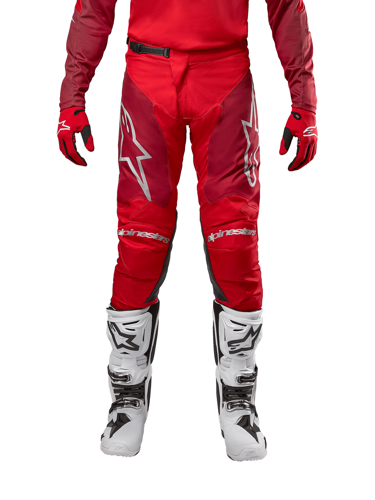 Alpinestars 2024 Racer Hoen Hose, Motocross-Hose, Mars Red Burgundy, Vorderansicht mit silbernen Alpinestars-Logos und Knie-Branding, kombiniert mit passendem rotem Trikot, rot-schwarzen Handschuhen und weißen Offroad-Stiefeln