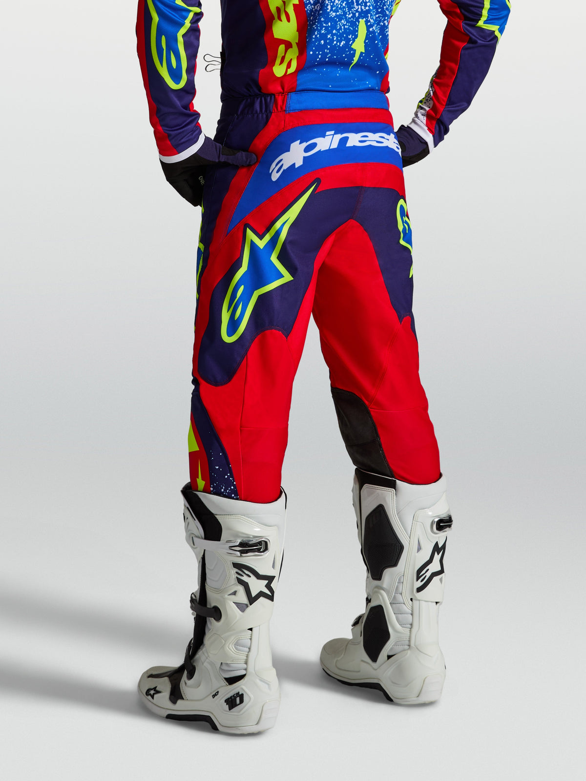 Alpinestars Fluid Drag Hose, Motocross-Hose für Herren, Navyblau und Feuerrot, verstärkter Gesäßbereich, weißes Logo-Detail.