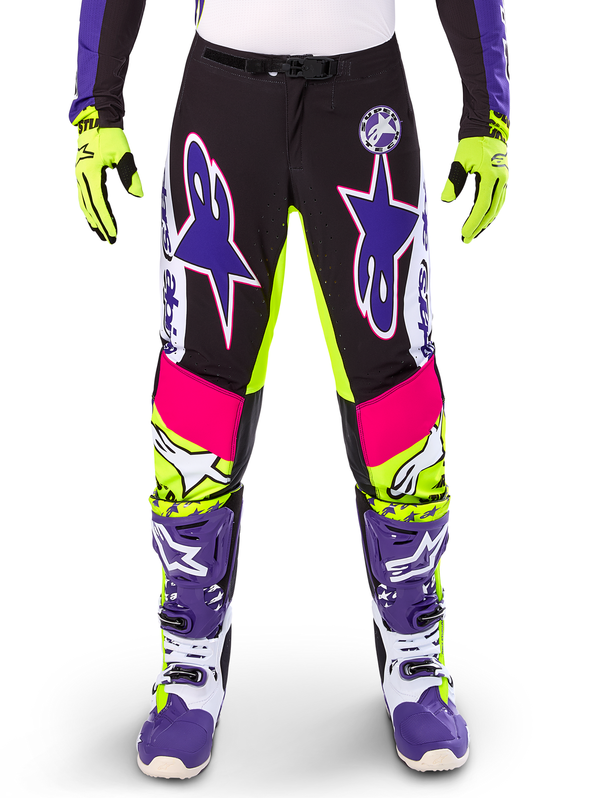 Alpinestars Limited Edition Supertech Dirt Studios Hose, Motocross-Hose, Weiß, Lila und Neongelb, mit schwarzen Einsätzen sowie neongelben und pinken Akzenten, große lila Stern-Logos, abgebildet mit passenden neongelben Handschuhen und lila Rennstiefeln, strapazierfähige Offroad-Rennbekleidung