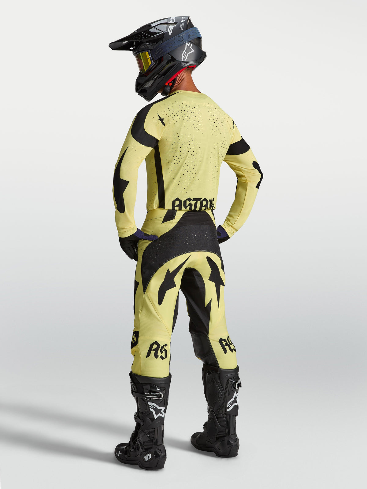 Alpinestars Techstar Atrox Hose und Gear Set, Motocross-Ausrüstung, Gelb und Schwarz, Rückansicht am Model mit Rennstiefeln.