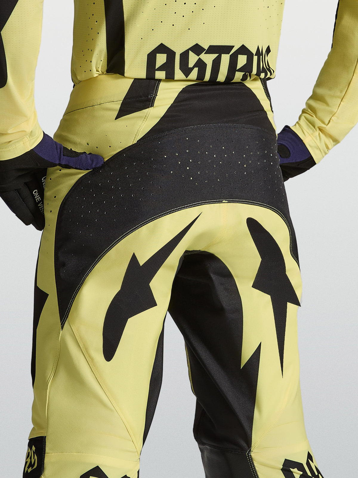 Alpinestars Techstar Atrox Motocross-Hose, Gelb und Schwarz, verstärkter perforierter Sitzbereich, athletischer Rennschnitt.