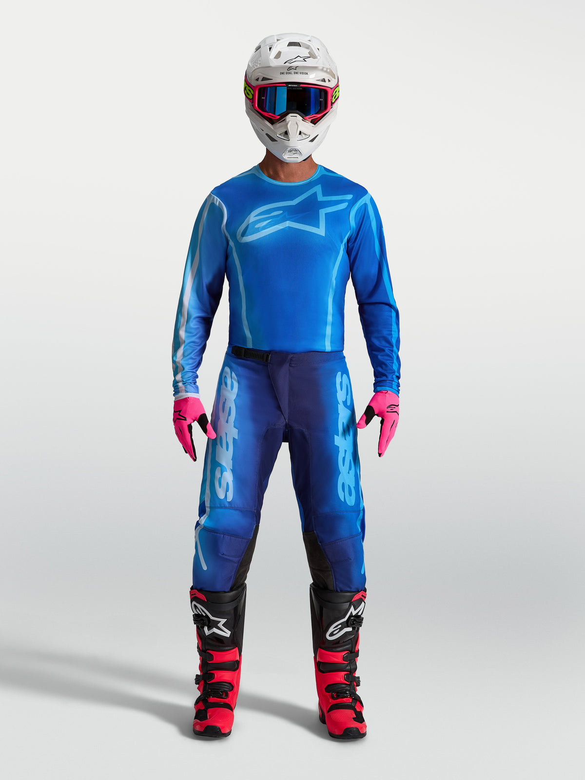 Alpinestars Fluid Kepler Hose, Motocross-Hose für Herren, Blau, aus strapazierfähigem 600D-Polygewebe, getragen von einem Model im kompletten Offroad-Outfit.