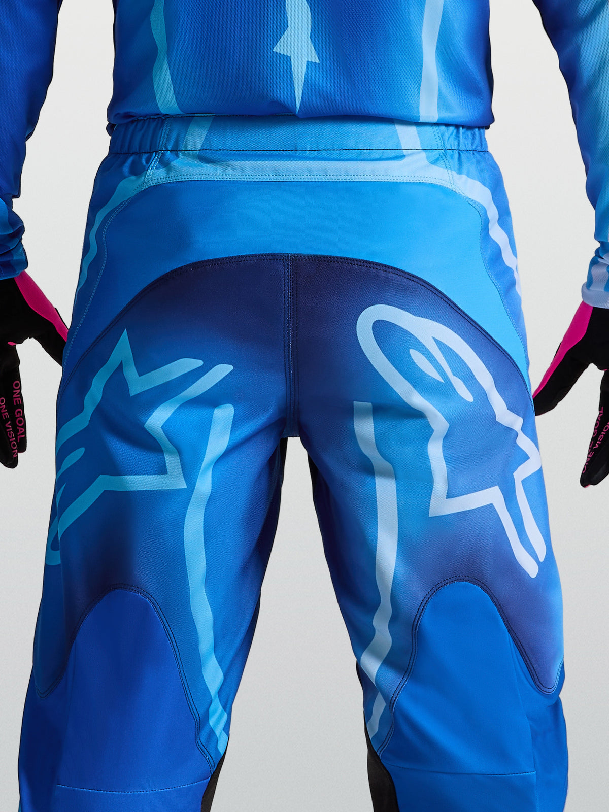 Alpinestars Fluid Kepler Hose, Motocross-Hose in Blau mit robustem 600D Poly-Gewebe und großer Logo-Grafik am Gesäß.