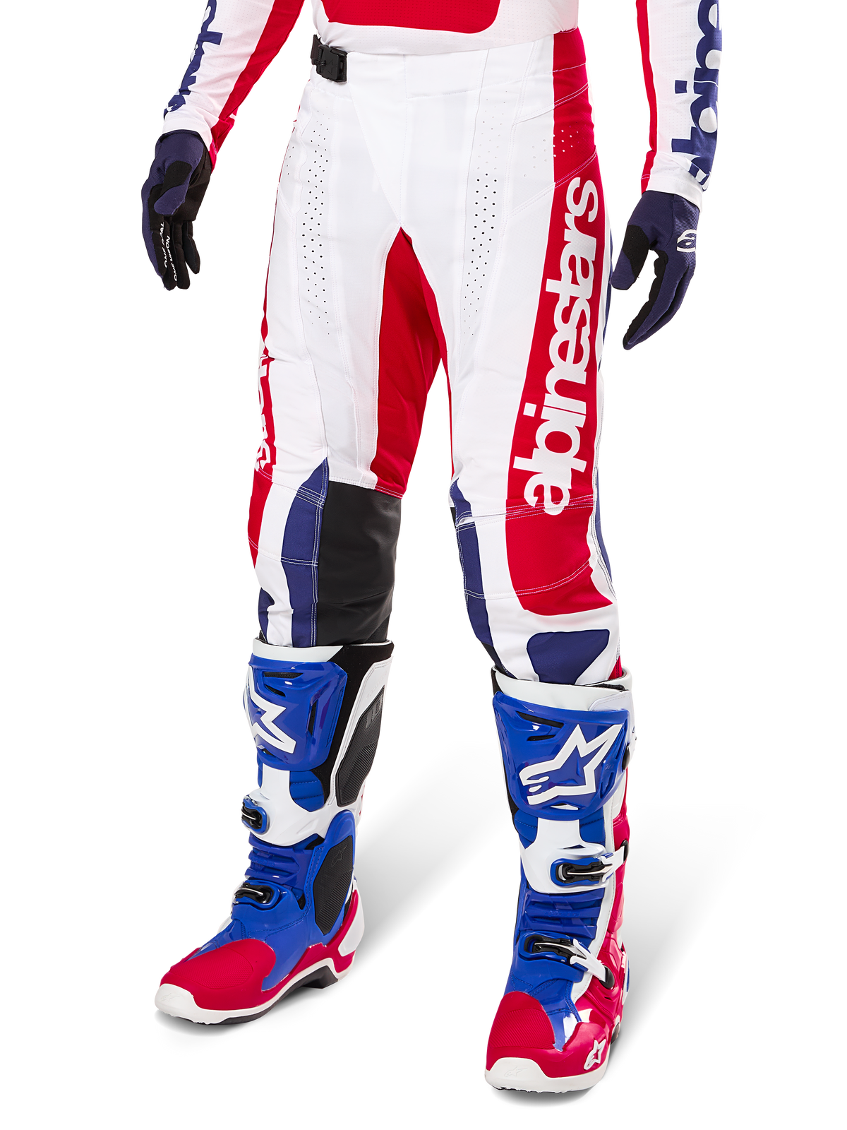 Alpinestars Limited Edition Techstar Fortitude Motocross-Hose, rot-weiß-blaues Farbschema, getragen mit passenden Motocross-Stiefeln und Handschuhen, mit vertikalem Alpinestars-Branding, athletische Passform für den Offroad-Rennsport