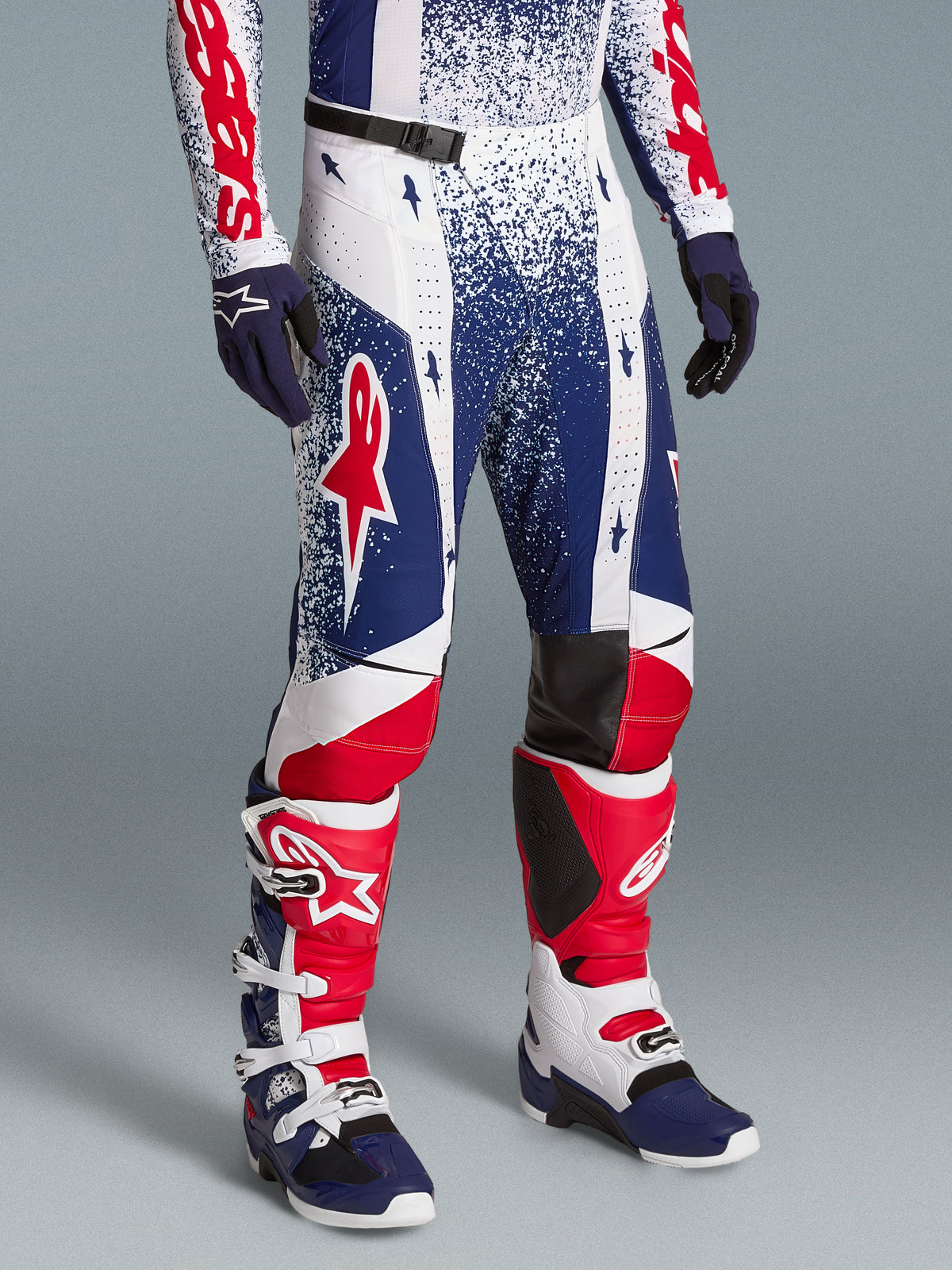 Alpinestars Techstar Unity Hose, Limited Edition Motocross-Hose, Rot, Weiß und Blau, ergonomische Rennpassform am Model.