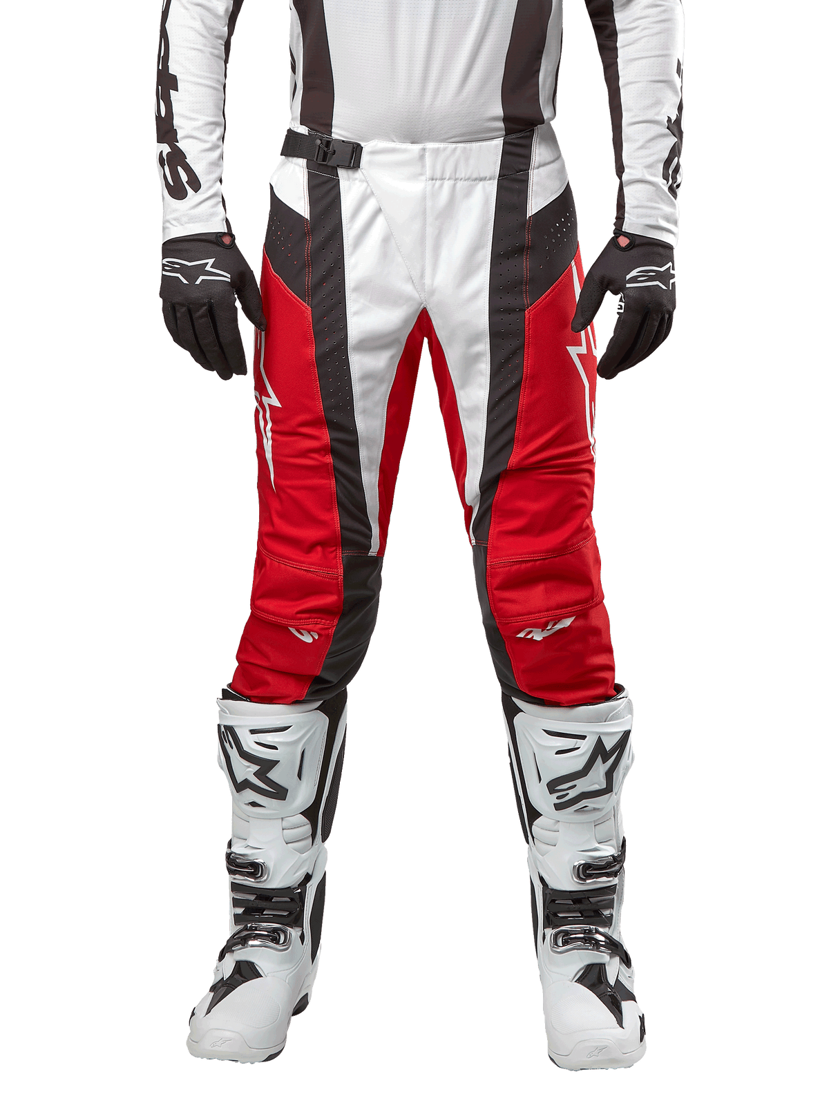 Alpinestars 2024 Techstar Ocuri Hose, Motocross-Hose, Mars Rot, Weiß und Schwarz, Vorderansicht getragen mit passendem weißem Trikot, schwarzen Handschuhen und weißen Stiefeln, mit atmungsaktiven perforierten Einsätzen und einem rennsportinspirierten Schnitt für Offroad-Performance.
