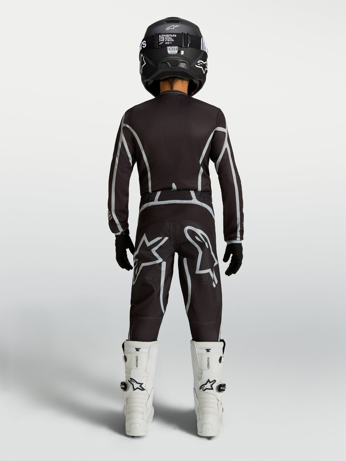 Alpinestars Jugend Fluid Apex V2 Hose, Motocross-Hose, Schwarz und Silber, ergonomische Passform, Rückansicht am Fahrer.