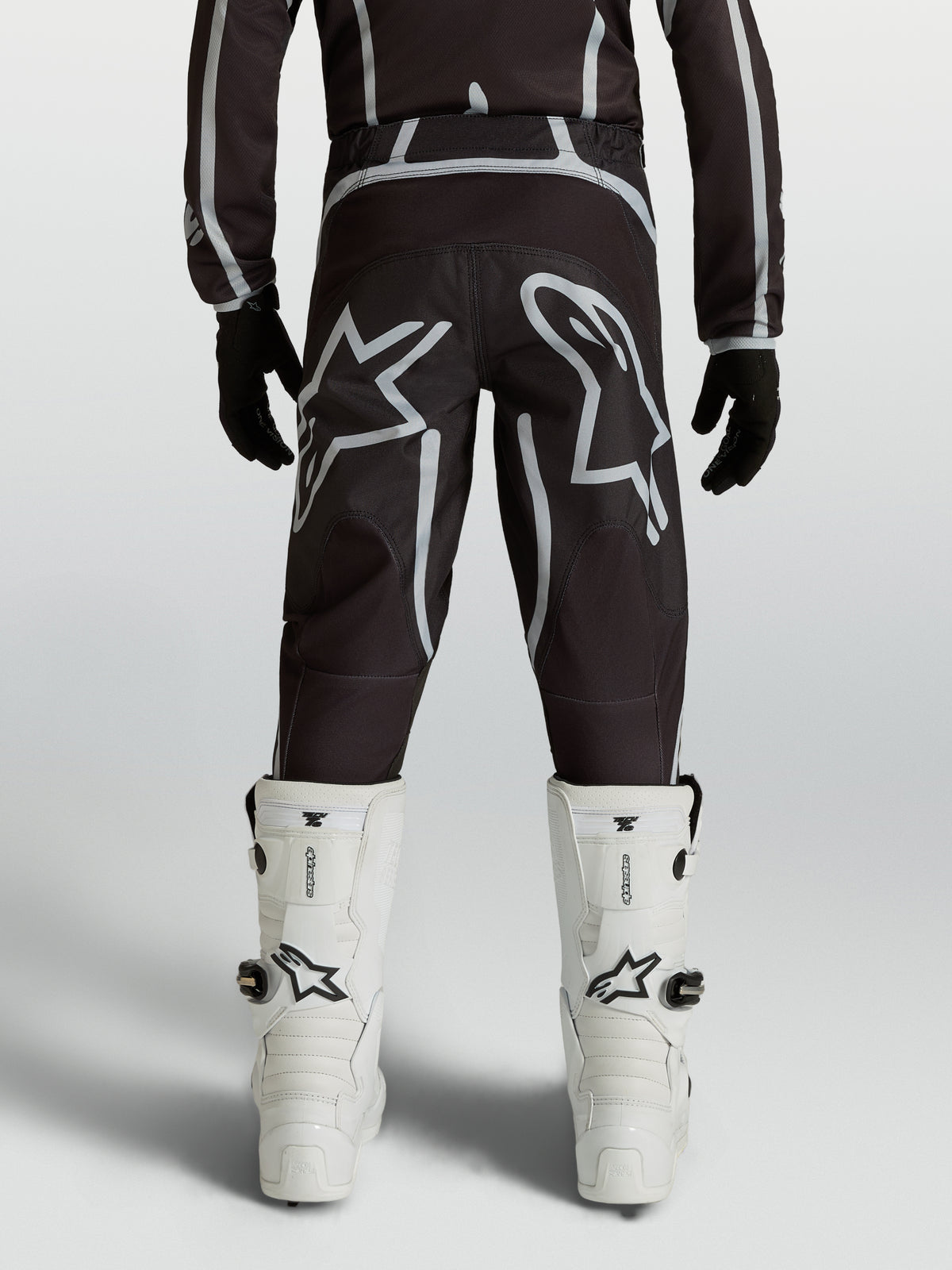 Alpinestars Jugend Fluid Apex V2 Hose, Motocrosshose in Schwarz und Silber mit ergonomischer Passform und großen Sternlogos.