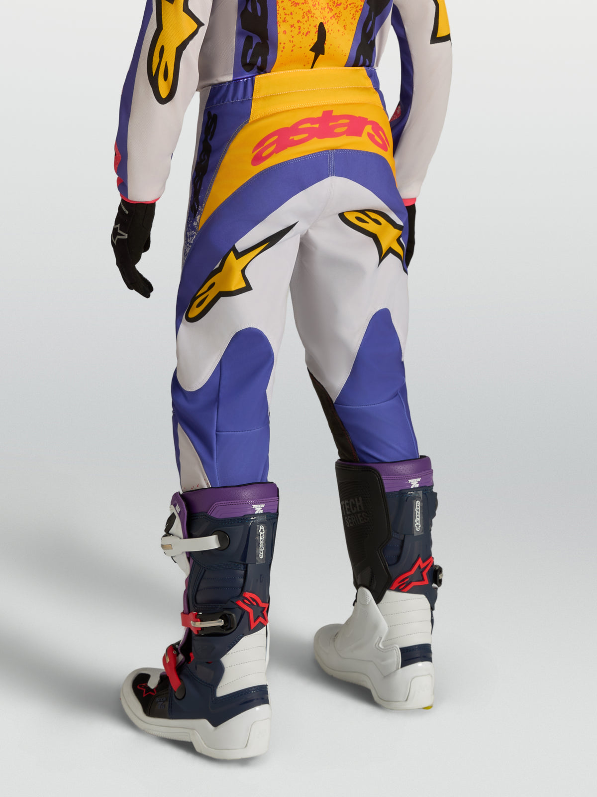 Alpinestars Fluid Drag Jugend-Hose 2027, Motocross-Hose in Blau und Weiß aus 600D Polygewebe, Rückansicht am Model.