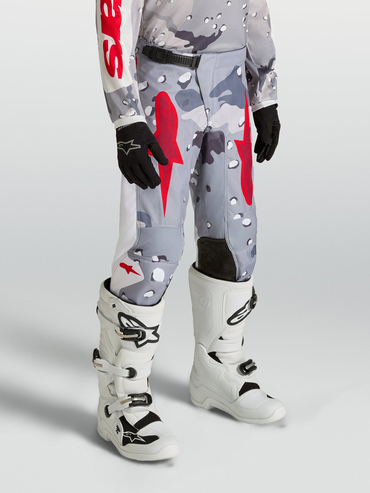 Alpinestars Fluid Jugend-Hose Lone, Motocross-Hose für junge Fahrer, Grau-Camo und Feuerrot, aus robustem 600D-Polygewebe.