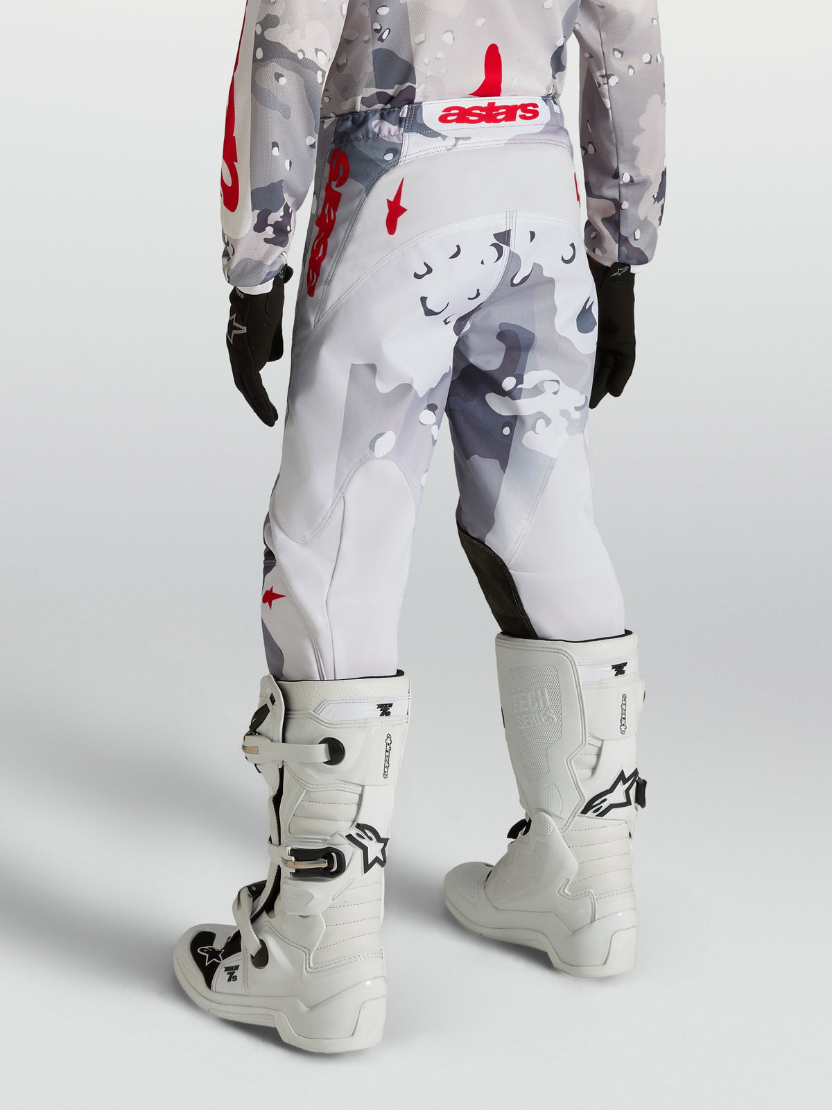 Alpinestars Fluid Jugend-Hose Lone 2027, Motocross-Hose, Grau-Camo und Rot, Polygewebe, ergonomische Passform, Rückansicht.