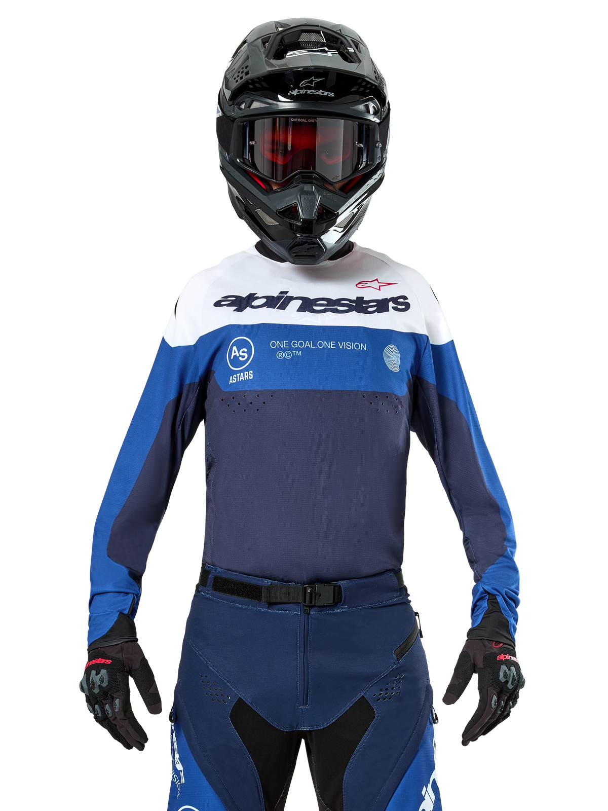 Alpinestars Pro-Dura Jersey, Motocross- und Enduro-Trikot, Navy, Hellblau und Weiß, getragen mit passender navyfarbener Hose, schwarzem Helm und Handschuhen, mit Brust-Branding und lasergeschnittener Belüftung für den Offroad-Rennsport