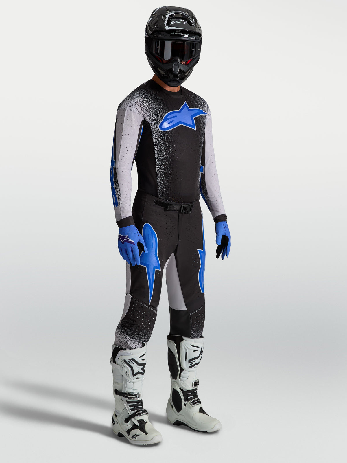 Alpinestars Supertech Hiten AFD Trikot und Gear Set, Motocross-Set in Schwarz und Blau mit weißen Rennstiefeln.