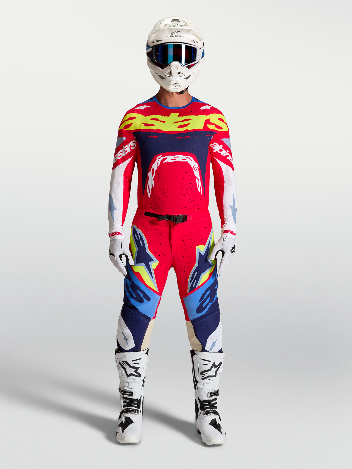 Alpinestars Supertech Dyna Trikot, Motocross-Rennsport, Herren, Rot und Blau, Stretch-Mesh, komplette Ausrüstung am Model.