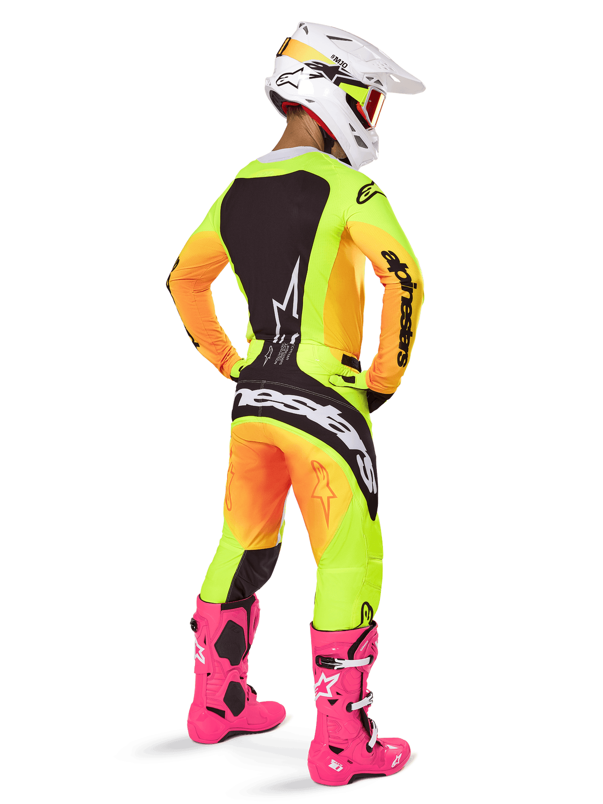 Motocross-Fahrer in der Rückansicht, trägt das Alpinestars 2025 Techstar Melt Trikot mit leuchtendem gelb-orangefarbenem Farbverlauf und schwarzen Abschnitten, passende Motocross-Hose, leuchtend pinke Stiefel und weißer Helm, athletische Passform für Offroad-Wettbewerbe.
