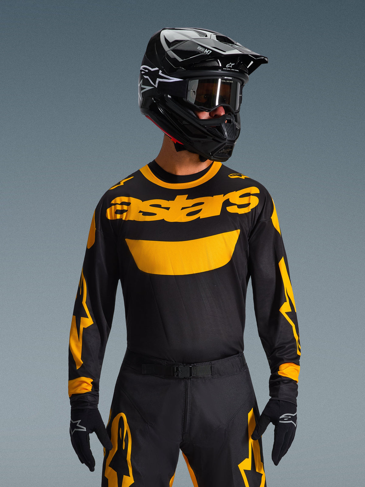Alpinestars 2026 Racer Riway Gear Set, Motocross-Fahrer mit schwarzem Jersey und markantem gelbem 'astars'-Logo, passende schwarze Hose mit gelben Akzenten, schwarzer Helm und Schutzbrille, schwarze Handschuhe, professionelle Offroad-Rennausrüstung