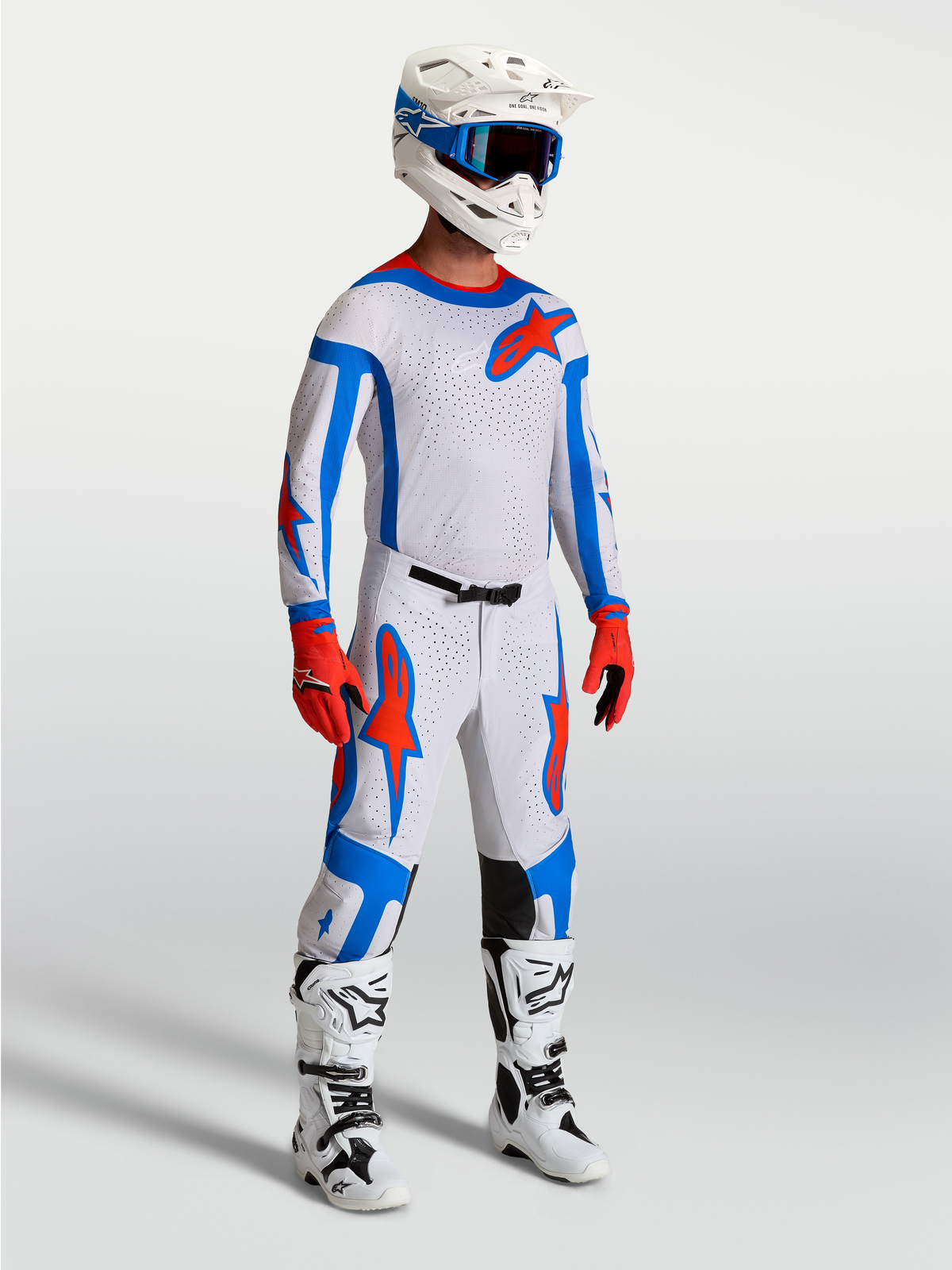 Alpinestars Supertech Vesta Ausrüstungsset, Motocross-Bekleidung in Helllila und Kardinalrot mit Stretch-Mesh am Model.