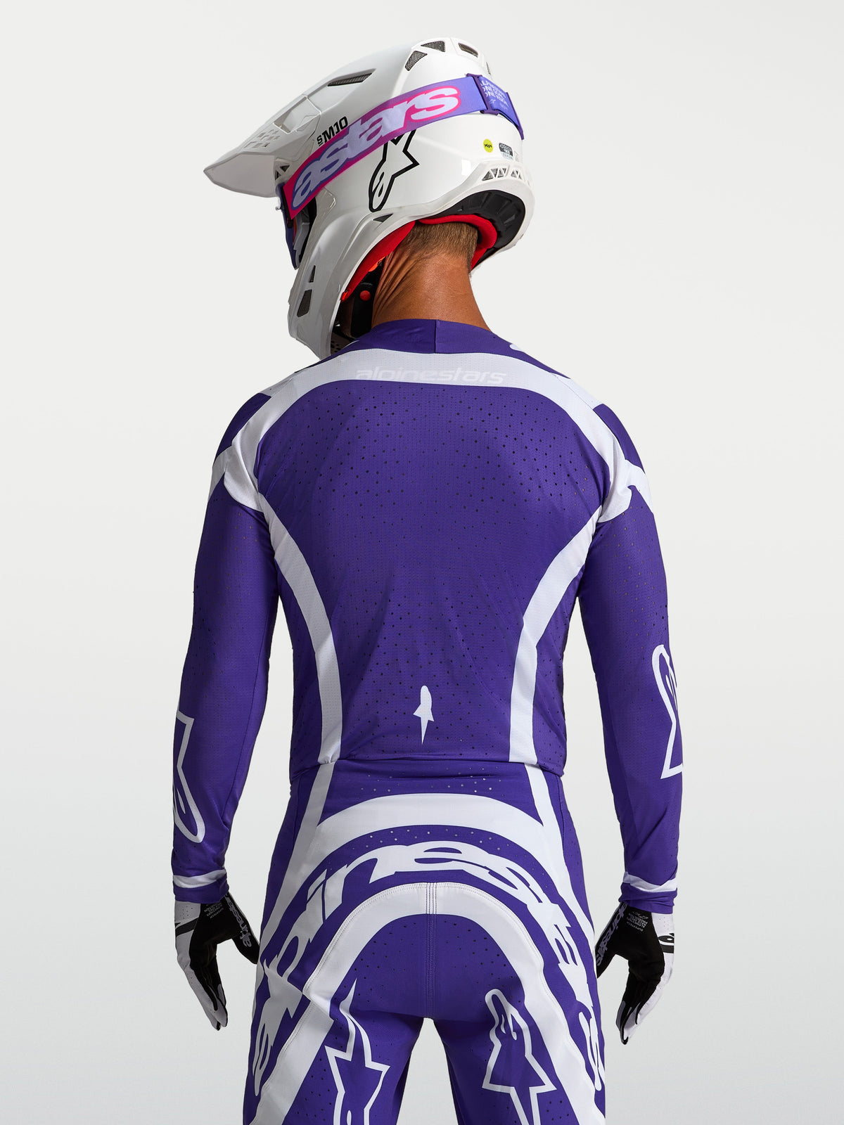 Alpinestars Supertech Vesta Trikot, blau-weißes Motocross-Renntrikot mit belüftetem Mesh, Rückansicht am Model.