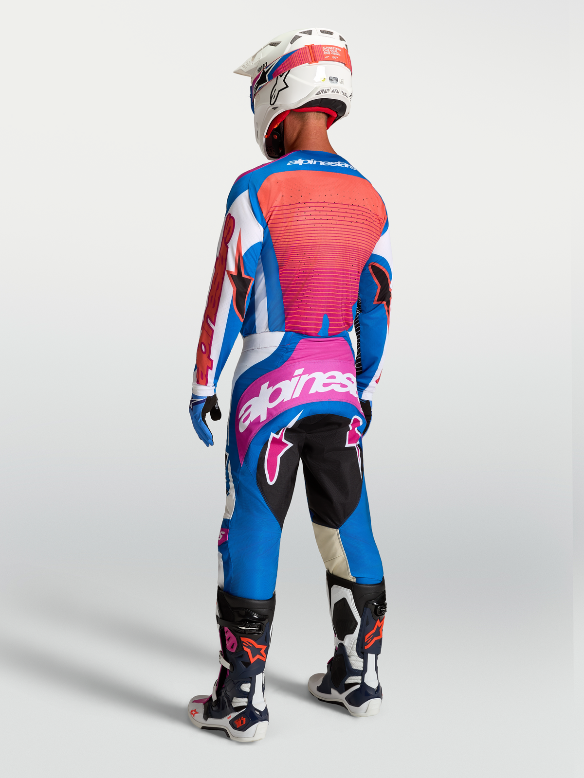 Alpinestars Techstar Maven Trikot und Techstar Maven Gear Set, Blau und Hot Coral Motocross-Ausrüstung, Rückansicht.