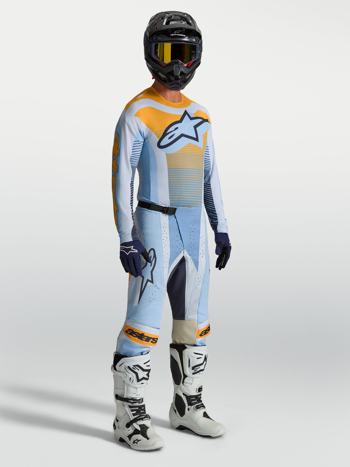Alpinestars Techstar Maven Gear Set, Motocross-Ausrüstung für Herren, Staubblau und Orange, athletische Rennpassform, professionelles MX-Trikot und Hose Set.
