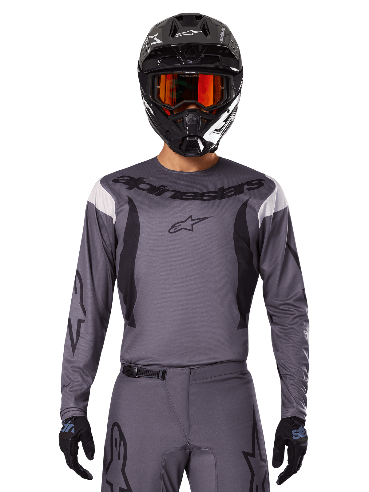 Motocross-Fahrer im 2025 Fluid Haul Jersey und Gear Set, Grau mit schwarzen und weißen Akzenten, langärmelig mit markantem Branding, schwarzer Helm mit orangener Brille und schwarze Handschuhe, aufeinander abgestimmtes Outfit für Offroad-Rennsport