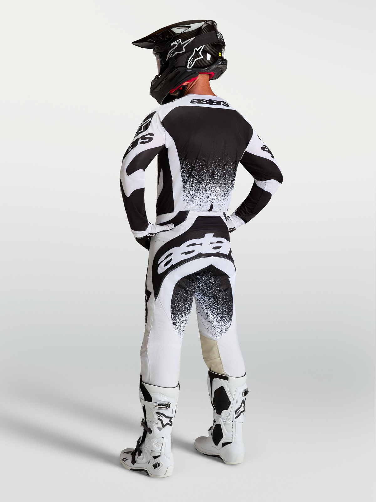 Alpinestars Techstar Swan Gear Set für Herren, Schwarz-weißes Motocross-Kit mit Spritzer-Grafiken, Rückansicht.