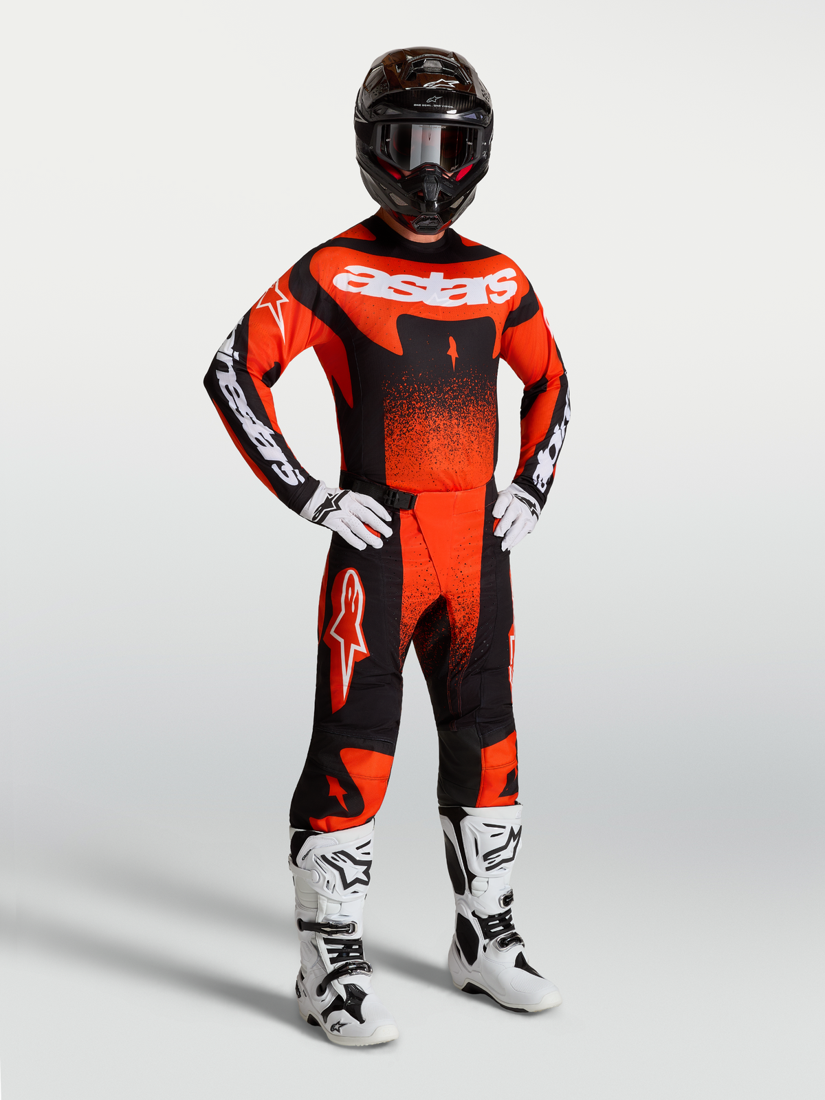 Alpinestars Techstar Swan Gear Set und Trikot, Motocross-Outfit für Herren, Rot und Schwarz, mit weißen Motorradstiefeln