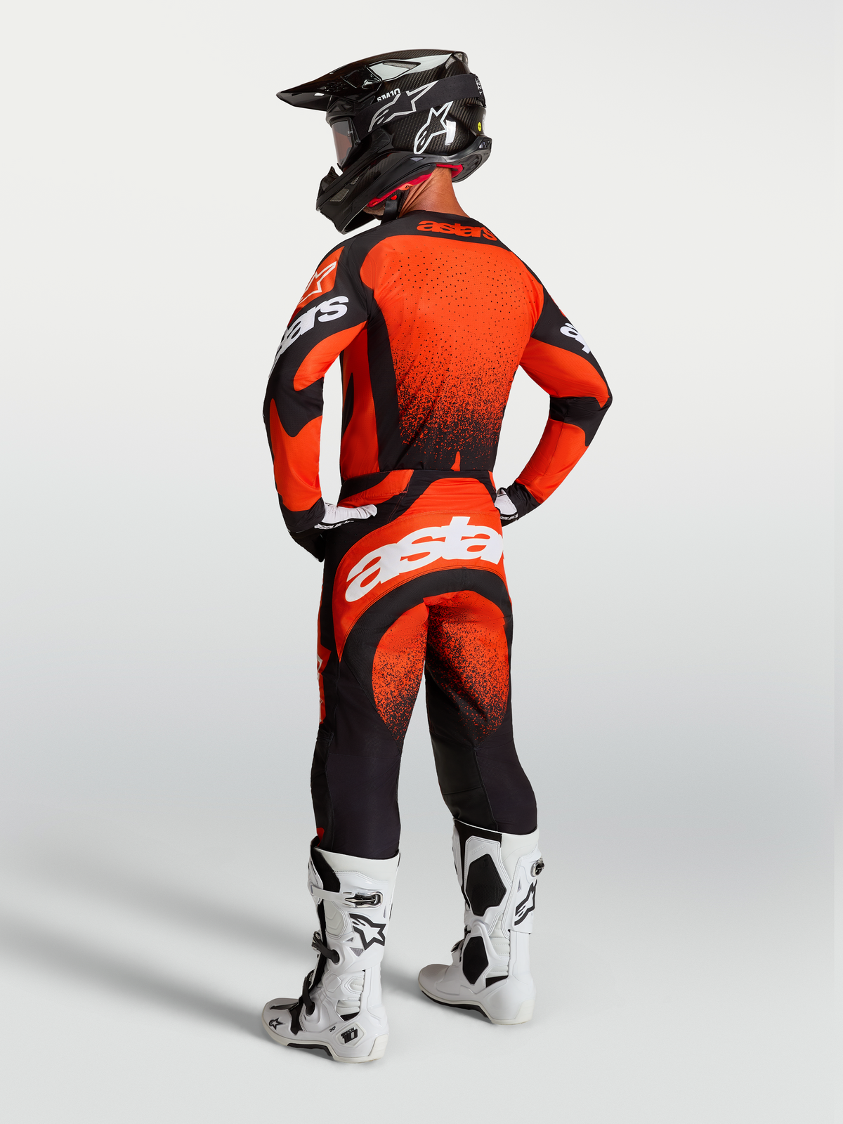Alpinestars Techstar Swan Trikot und Gear Set, Motocross-Outfit für Herren, Rot und Schwarz, Rückansicht der MX-Bekleidung.