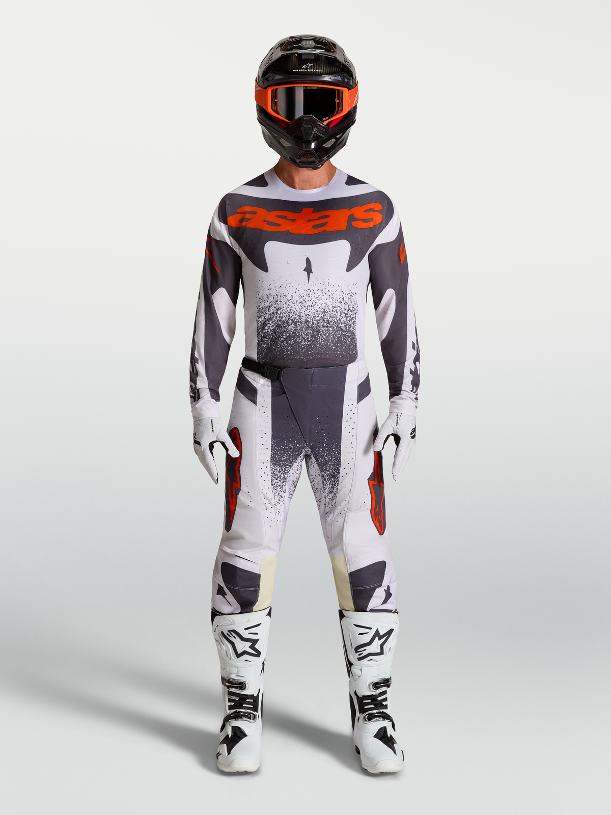 Alpinestars Techstar Swan Gear Set in Grau und Fluo-Rot, Motocross-Bekleidungsset aus Trikot und Hose für Performance-Riding.