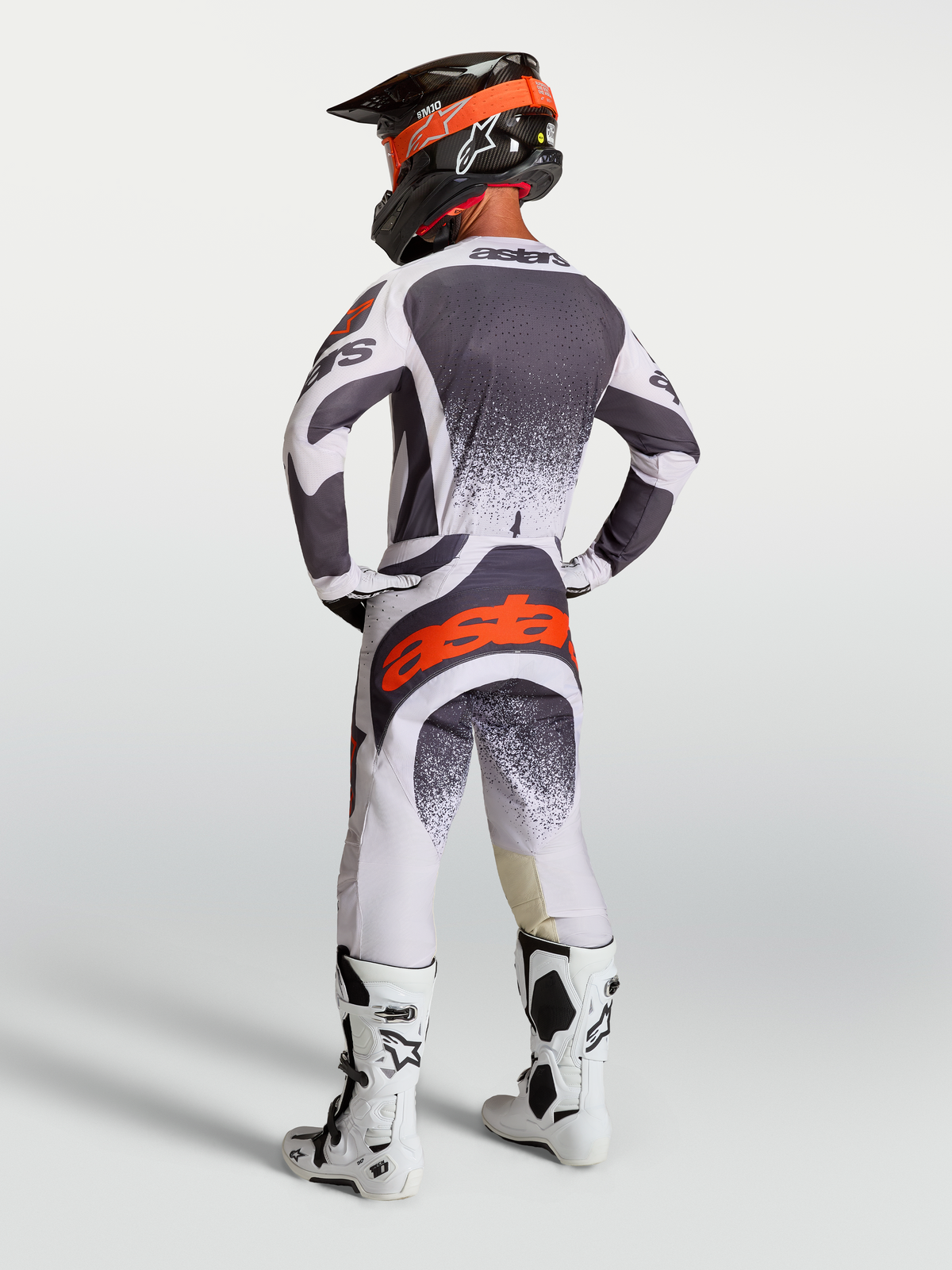 Alpinestars Techstar Swan Trikot und Gear Set, Herren-Motocross-Outfit in Dunkelgrau und Rot, Rückansicht.