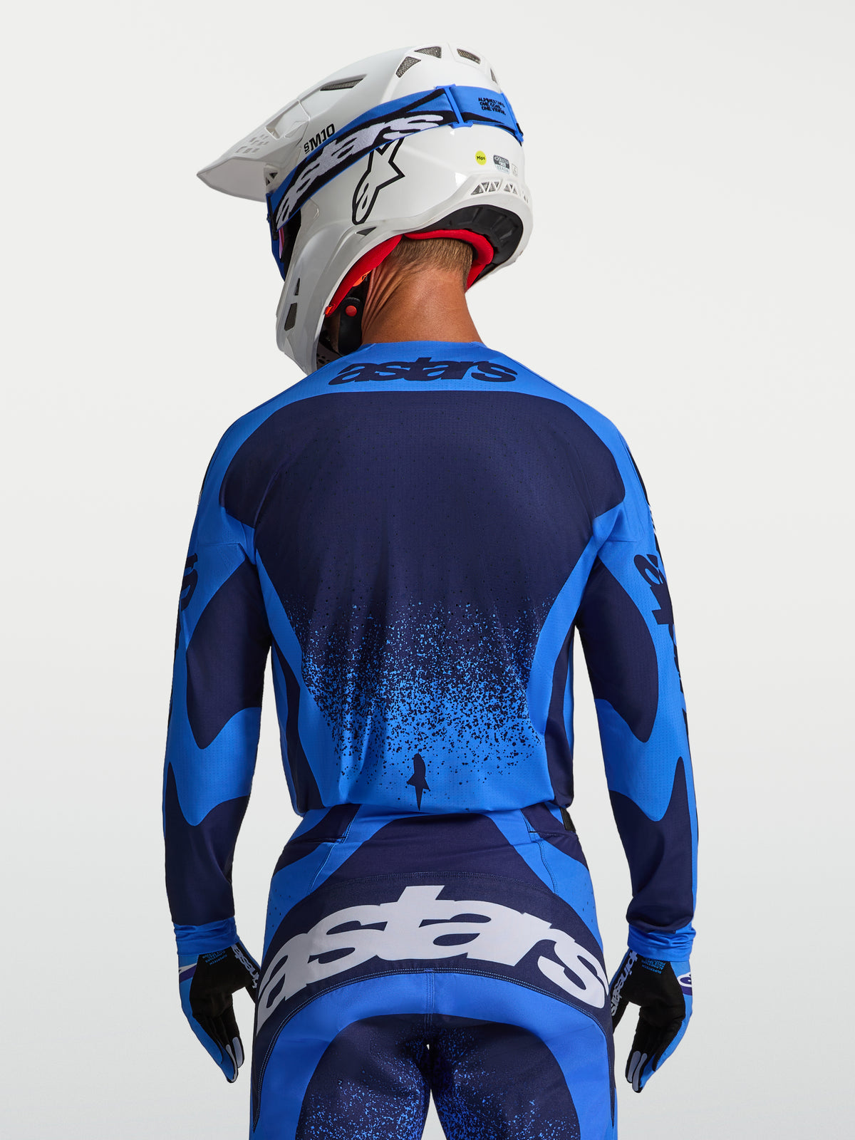 Alpinestars Techstar Swan Trikot, MX-Trikot für Herren, Blau und Dunkelblau, athletische Rennpassform, Rückansicht auf Model.